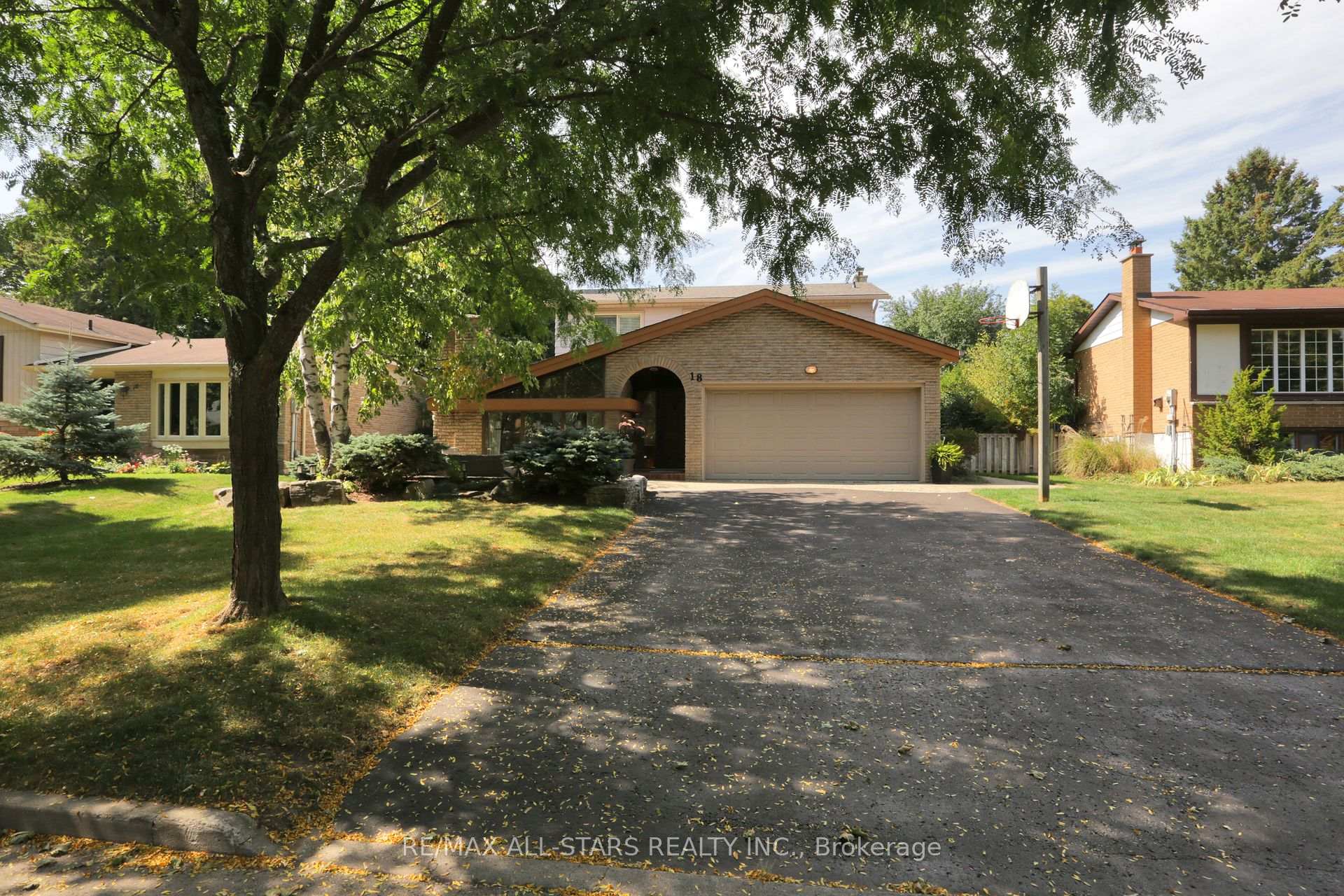 Photo 2 of 18 Sir Brandiles Place, Markham, Markham Village — HOMEH