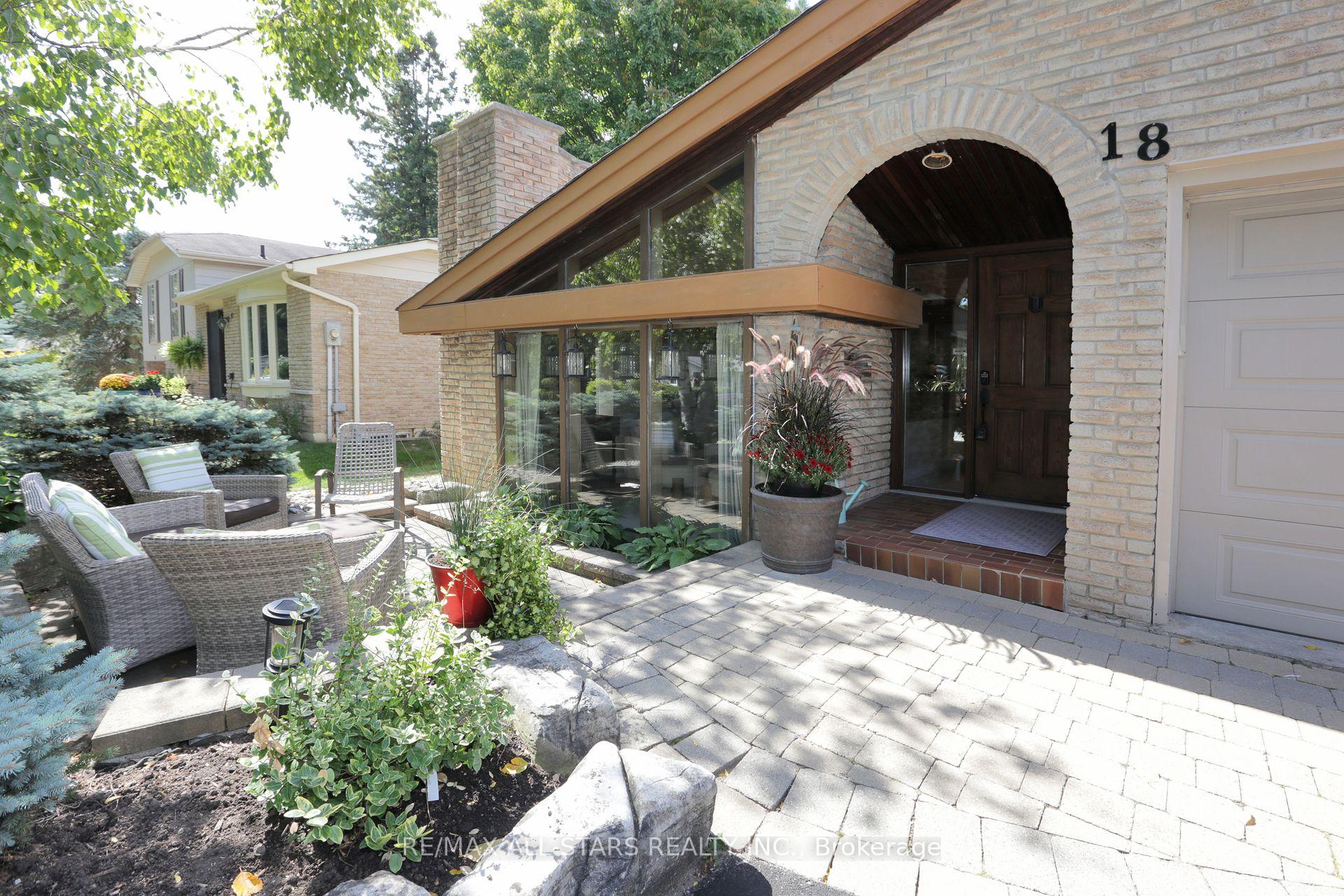 Photo 3 of 18 Sir Brandiles Place, Markham, Markham Village — HOMEH