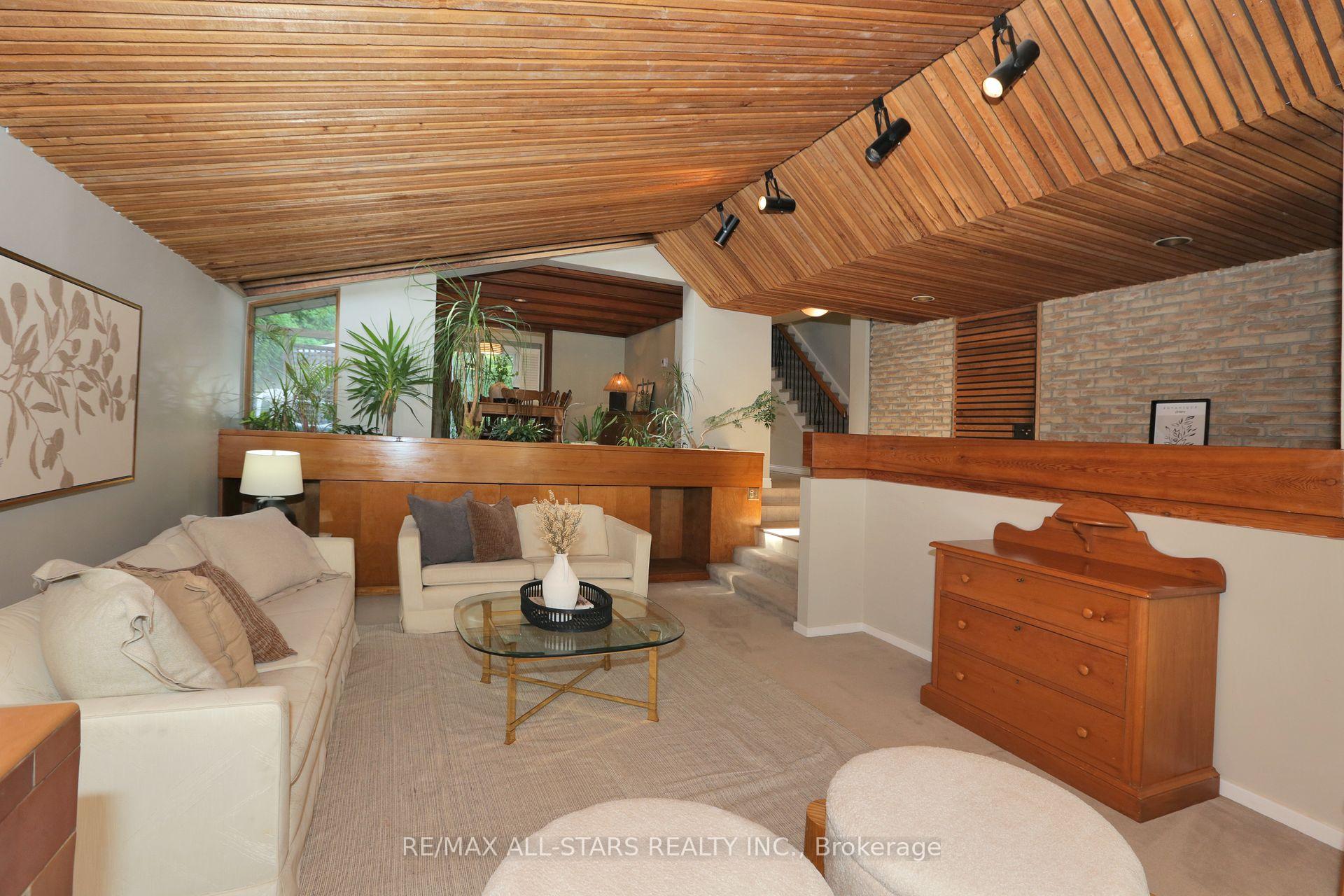 Photo 7 of 18 Sir Brandiles Place, Markham, Markham Village — HOMEH