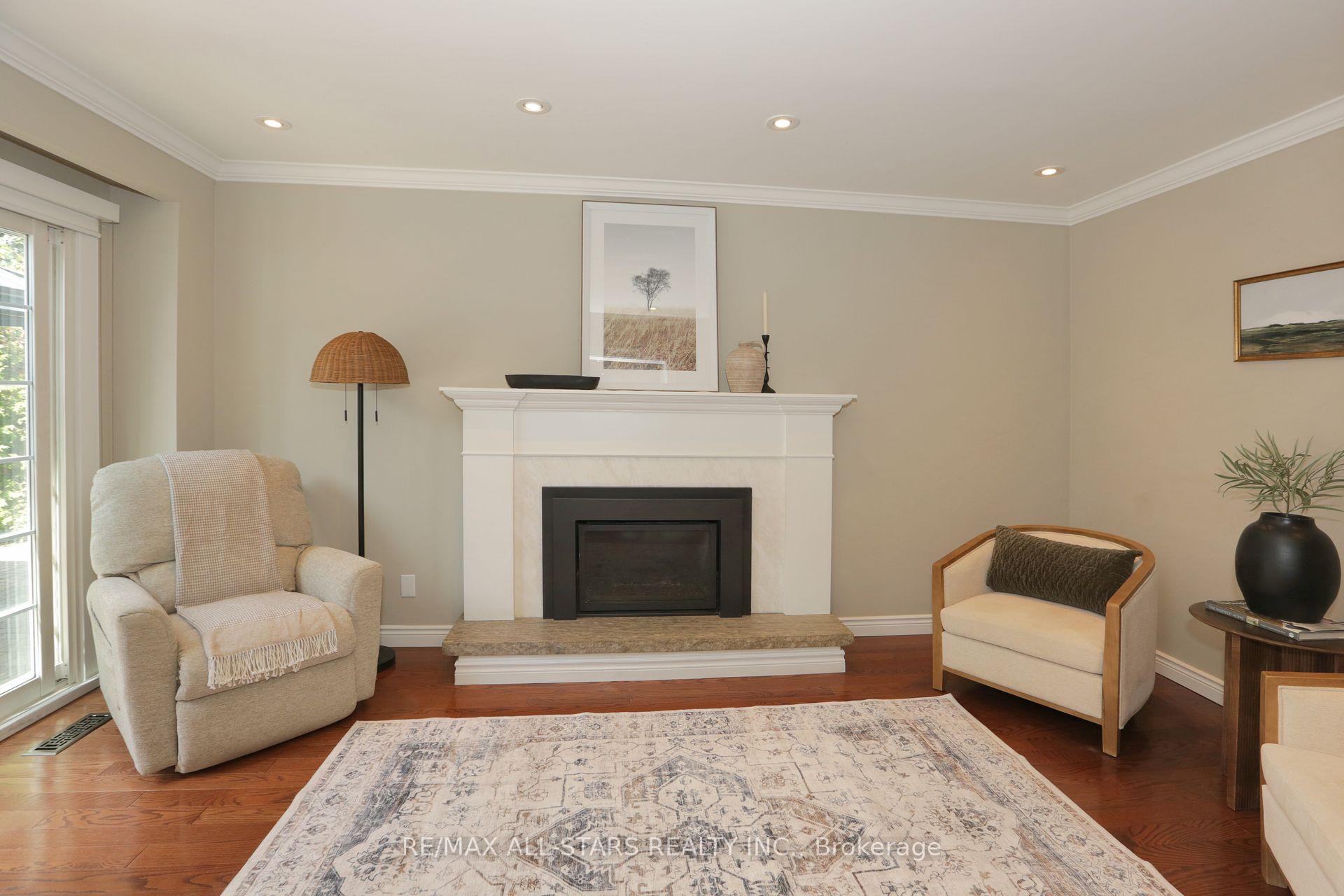 Photo 14 of 18 Sir Brandiles Place, Markham, Markham Village — HOMEH