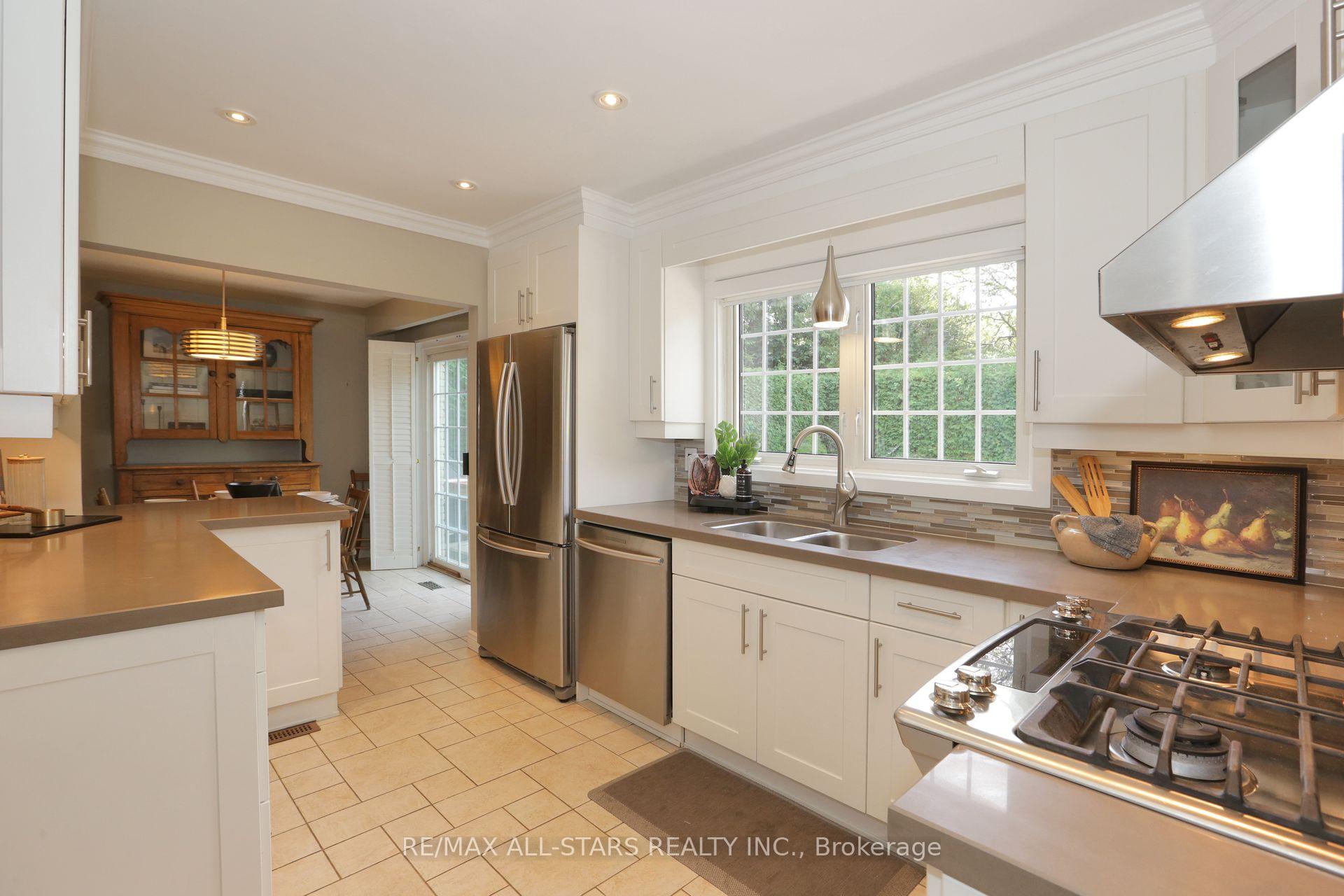 Photo 16 of 18 Sir Brandiles Place, Markham, Markham Village — HOMEH