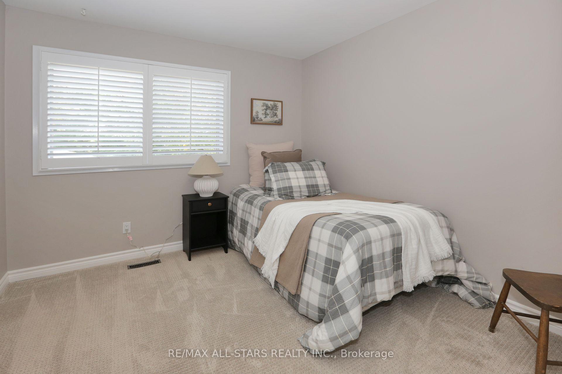 Photo 19 of 18 Sir Brandiles Place, Markham, Markham Village — HOMEH