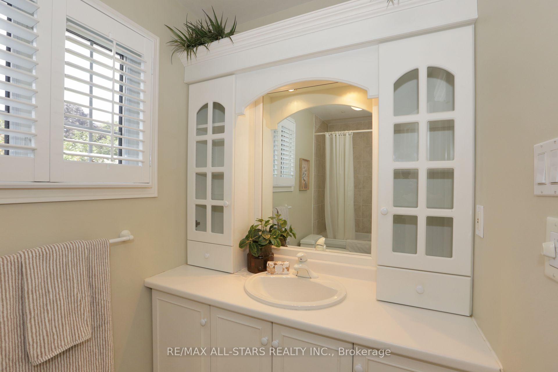 Photo 21 of 18 Sir Brandiles Place, Markham, Markham Village — HOMEH
