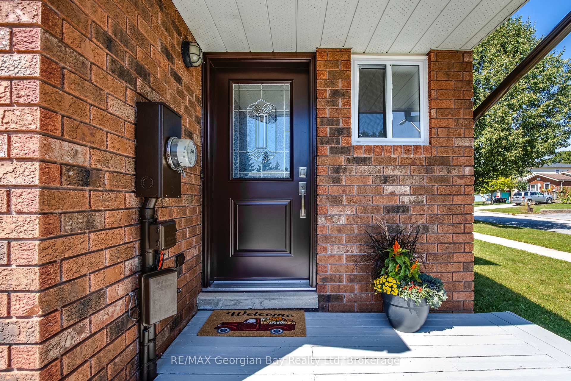 Photo 2 of 328 Rose Crescent, Midland — HOMEH