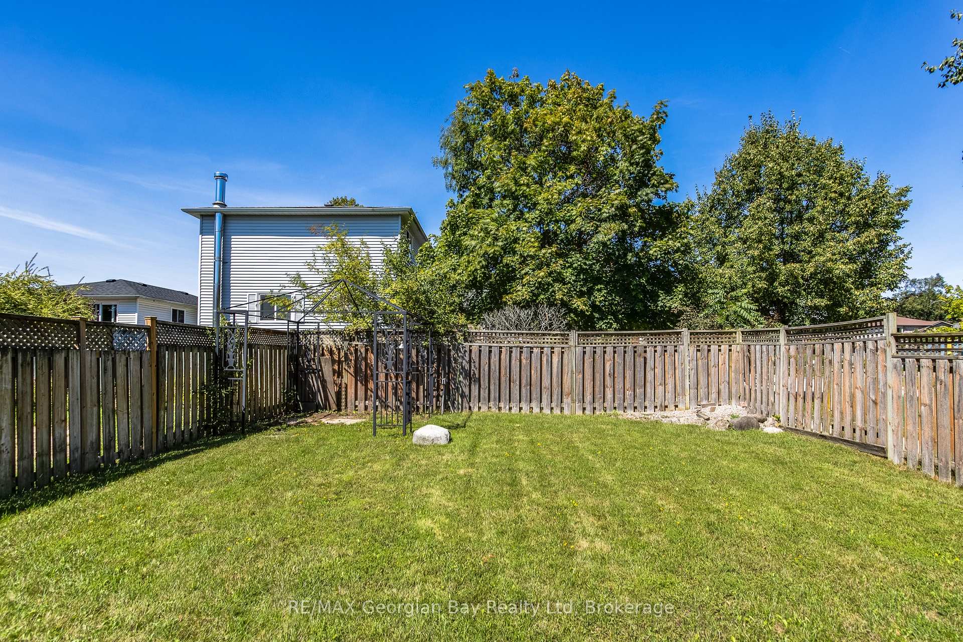 Photo 3 of 328 Rose Crescent, Midland — HOMEH