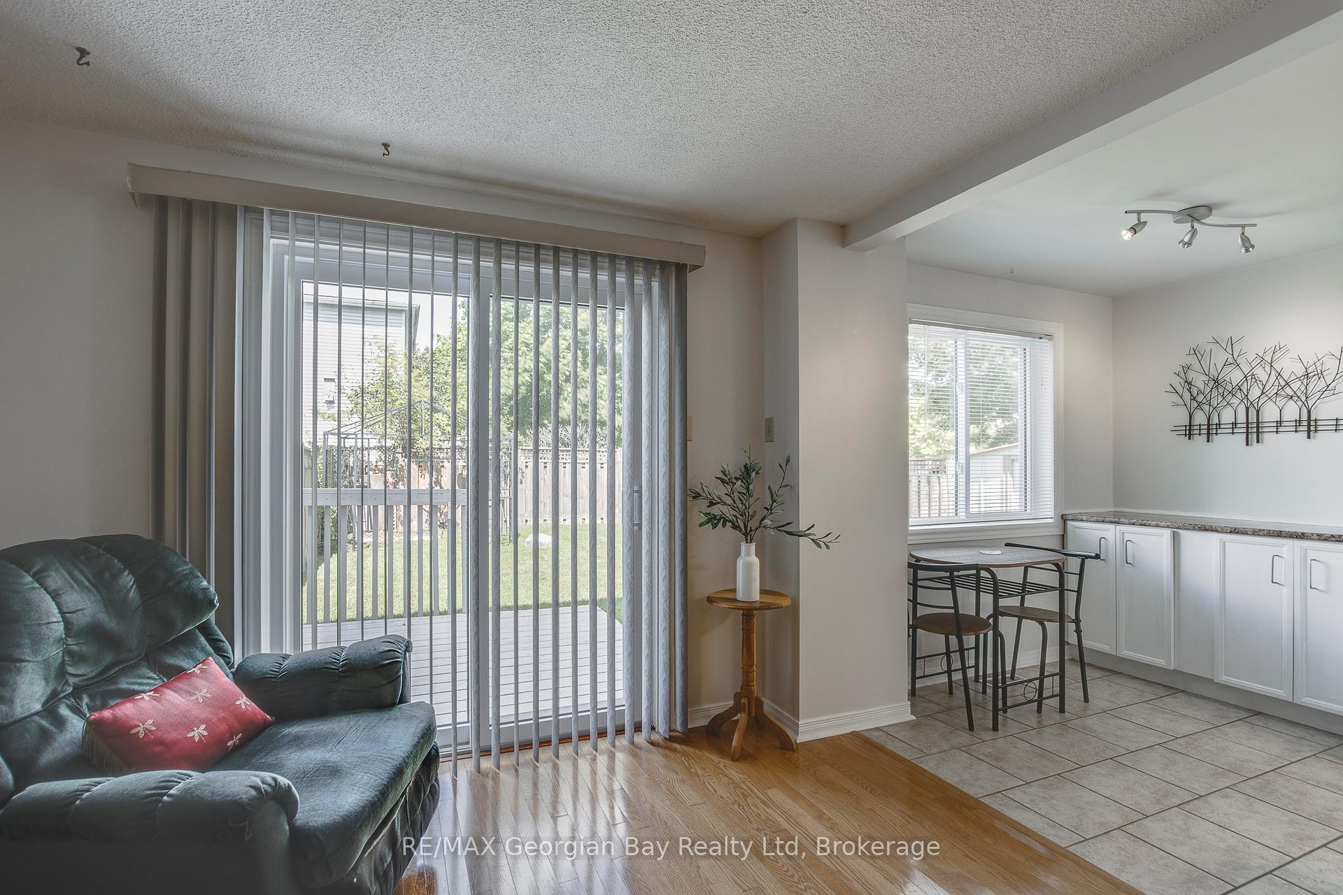 Photo 5 of 328 Rose Crescent, Midland — HOMEH