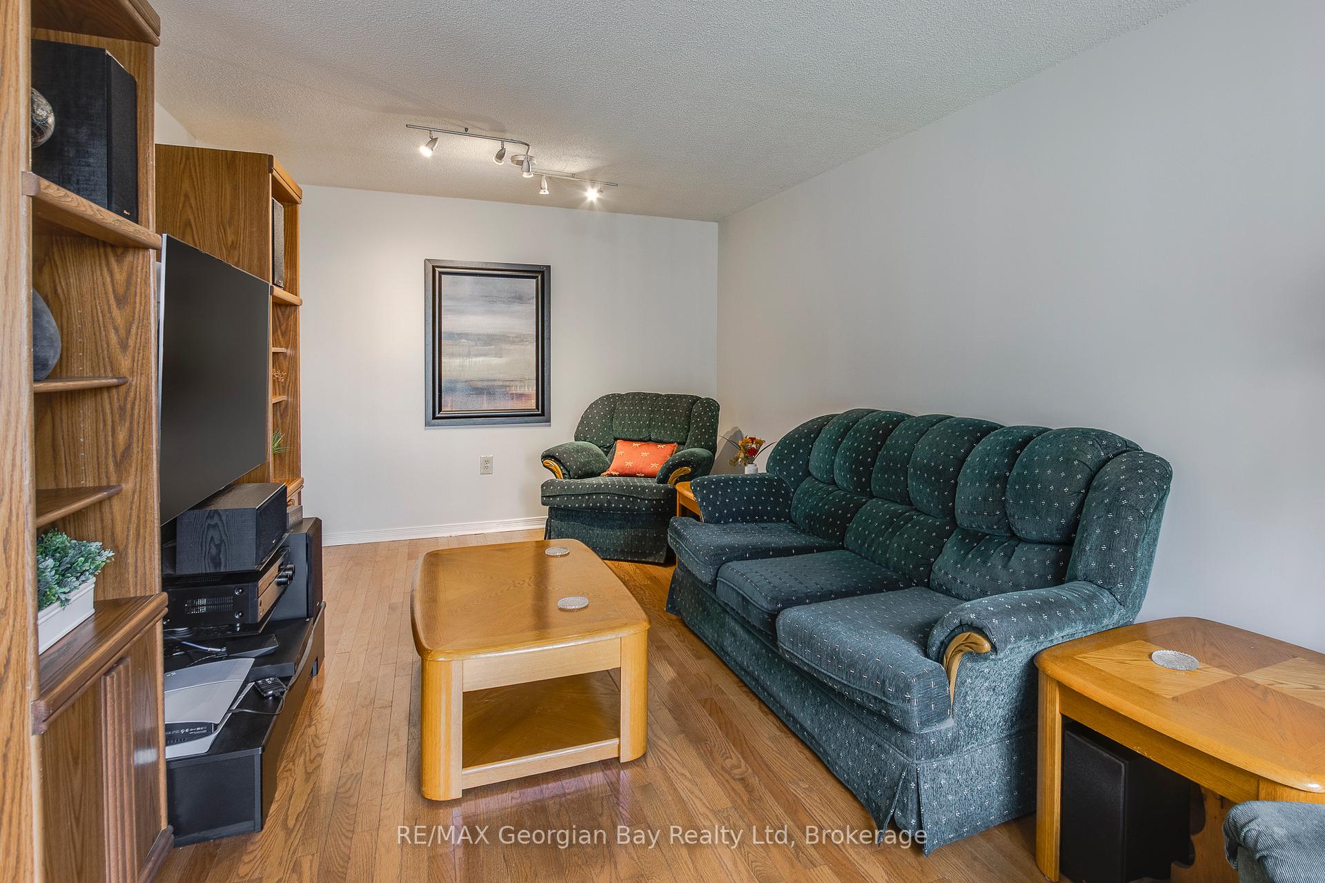 Photo 7 of 328 Rose Crescent, Midland — HOMEH