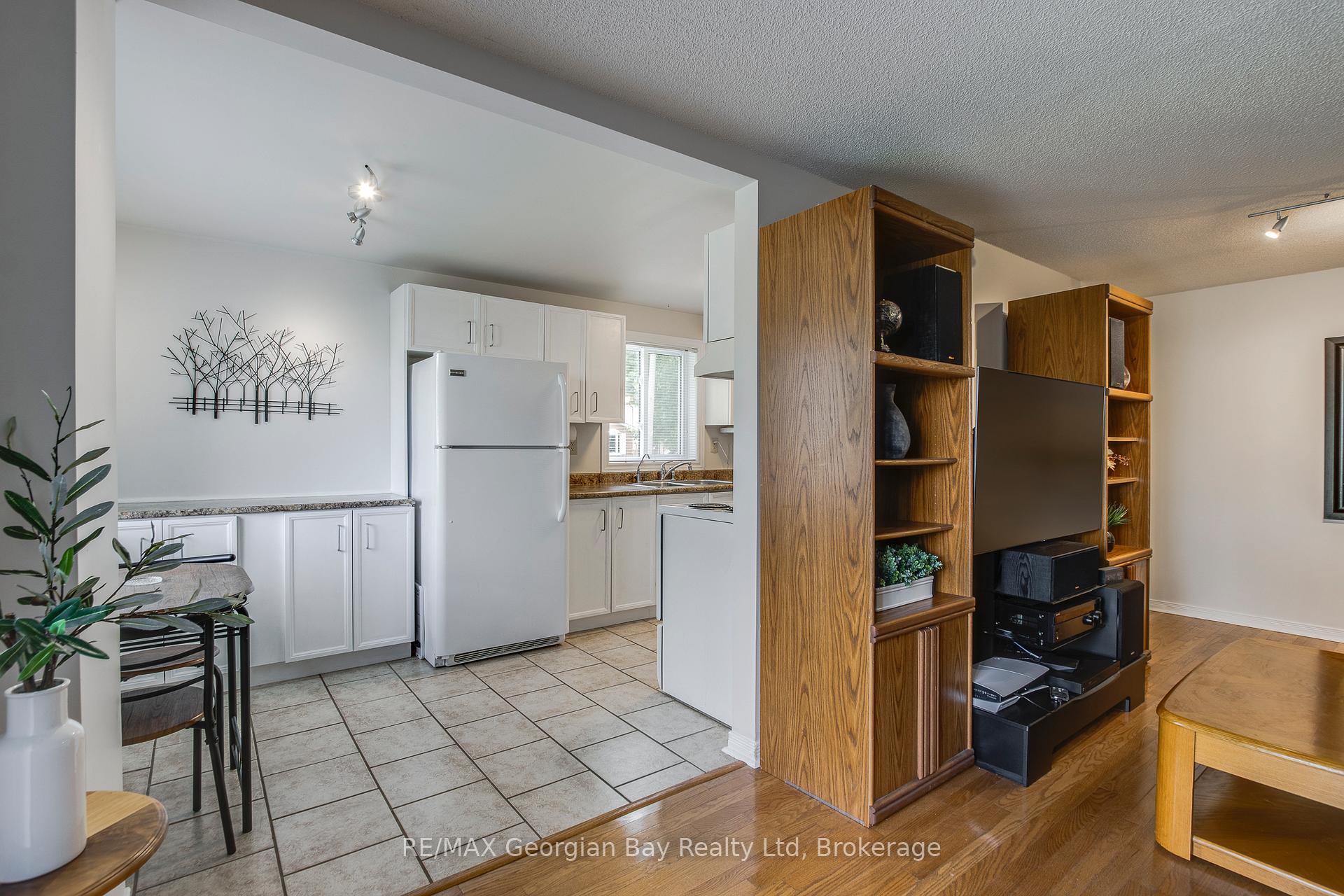 Photo 9 of 328 Rose Crescent, Midland — HOMEH