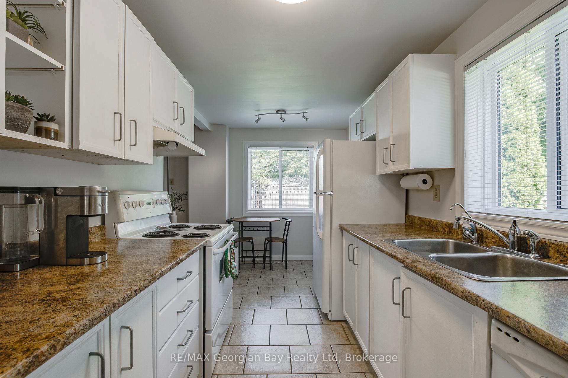 Photo 10 of 328 Rose Crescent, Midland — HOMEH
