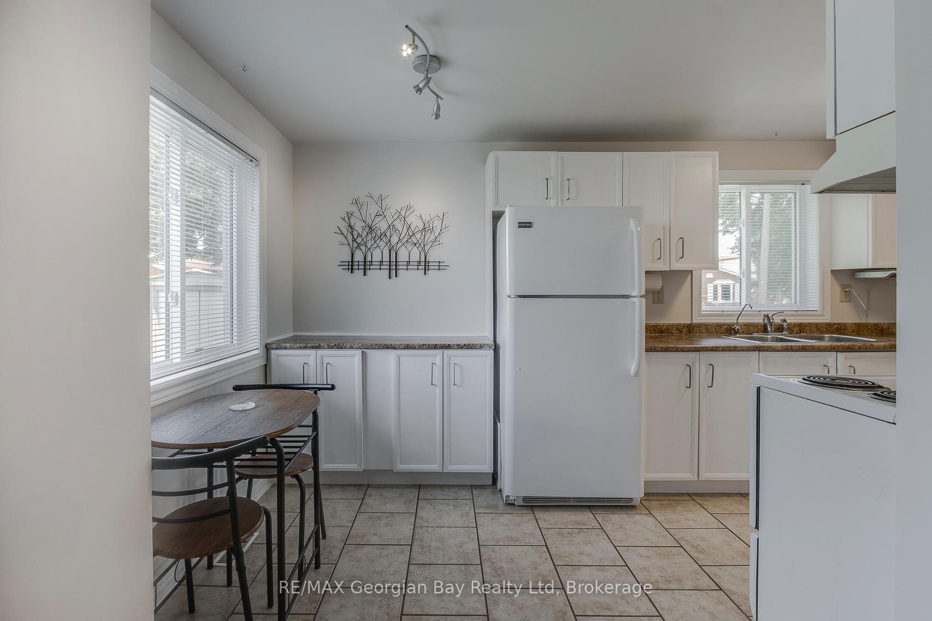 Photo 11 of 328 Rose Crescent, Midland — HOMEH