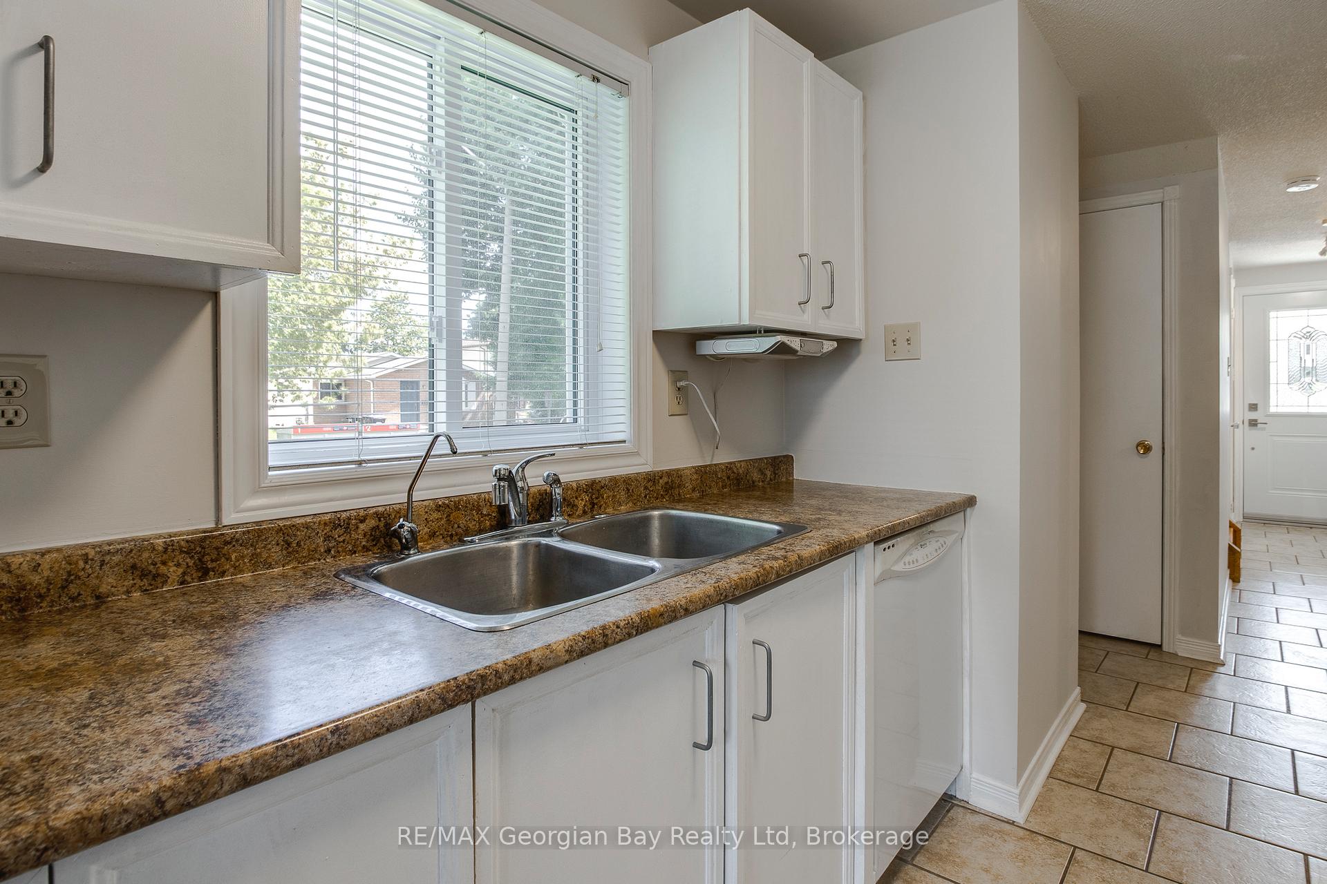 Photo 12 of 328 Rose Crescent, Midland — HOMEH