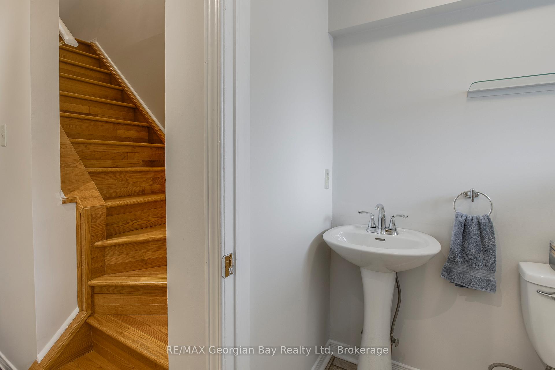 Photo 15 of 328 Rose Crescent, Midland — HOMEH