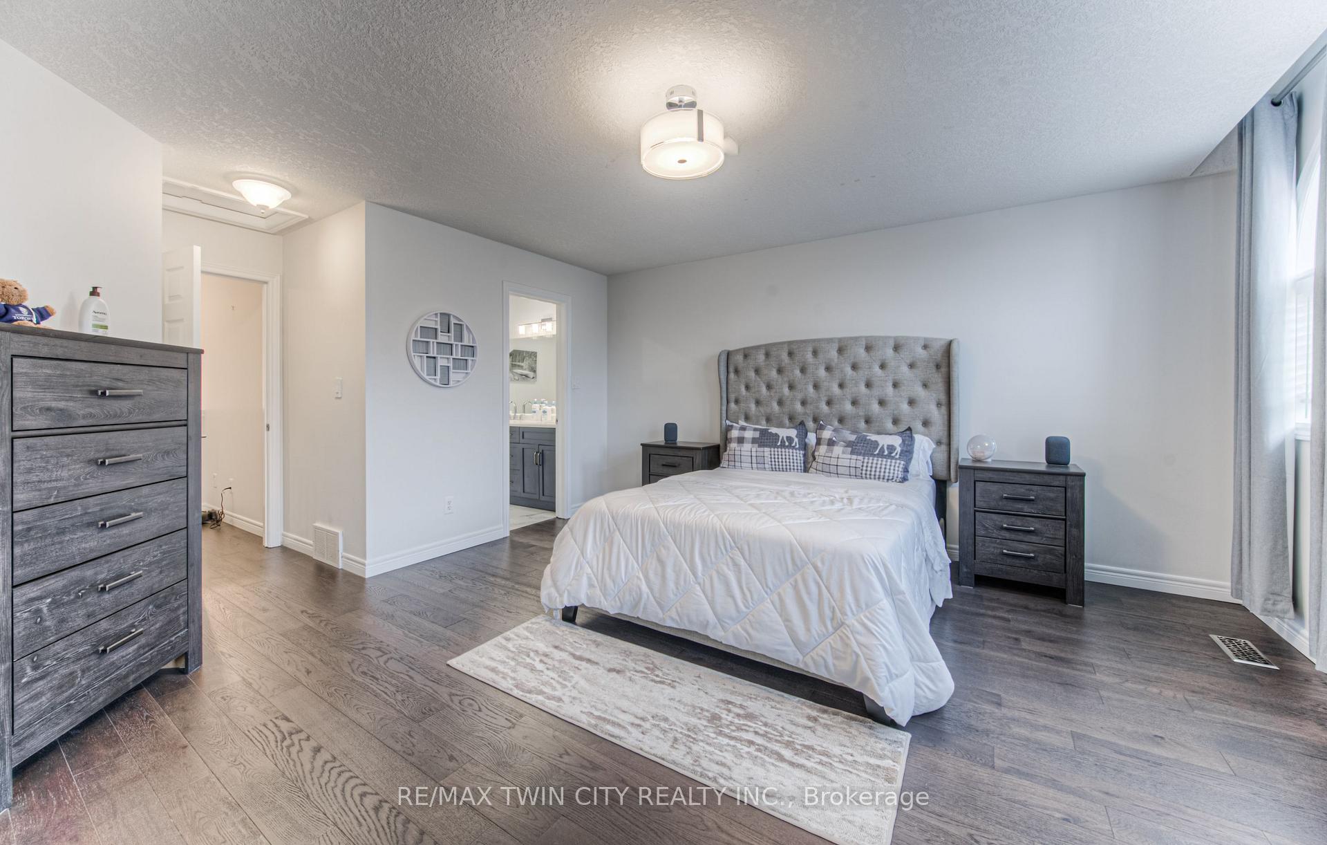 Photo 15 of 212 Doon Drive S, Kitchener — HOMEH