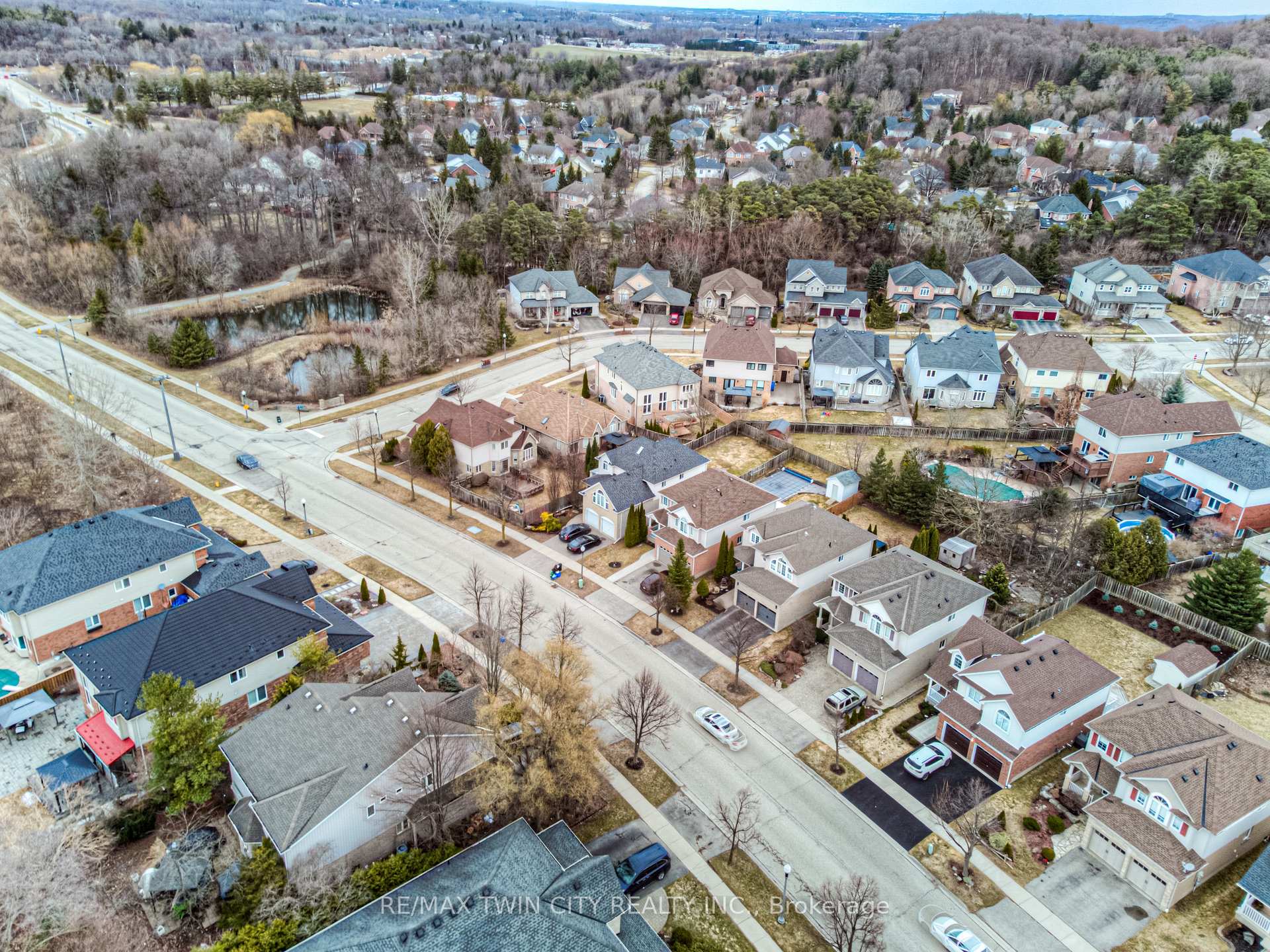 Photo 30 of 212 Doon Drive S, Kitchener — HOMEH