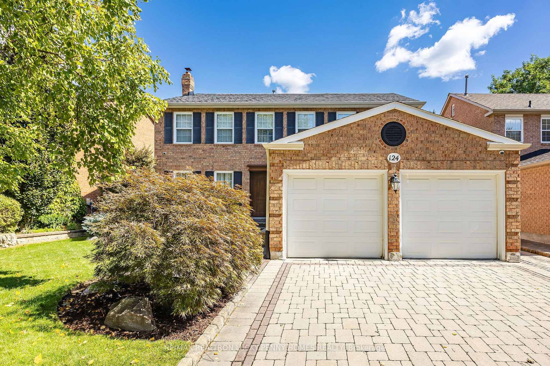 Photo 2 of 124 Aitken Circle, Markham, Unionville — HOMEH