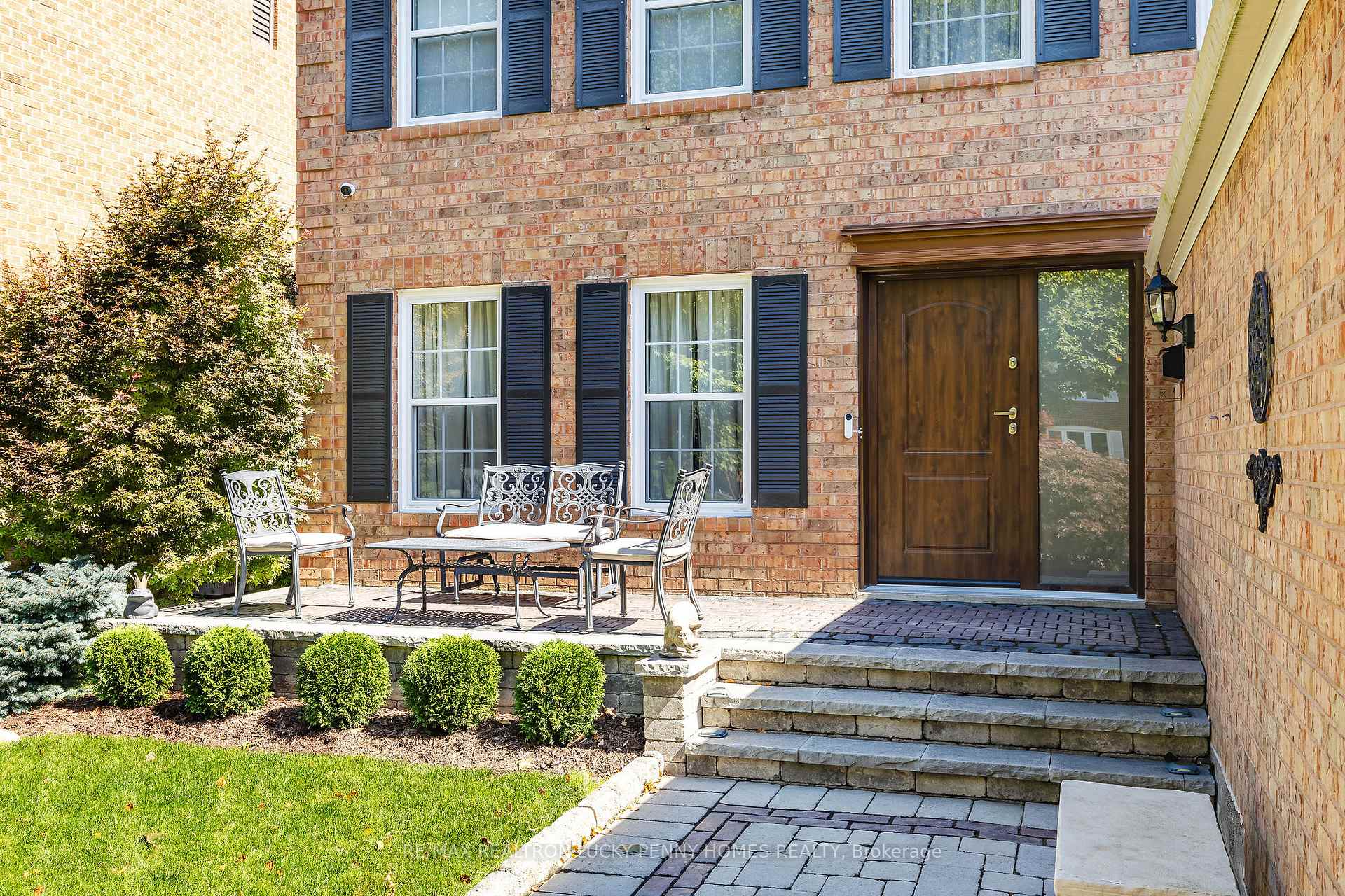 Photo 3 of 124 Aitken Circle, Markham, Unionville — HOMEH