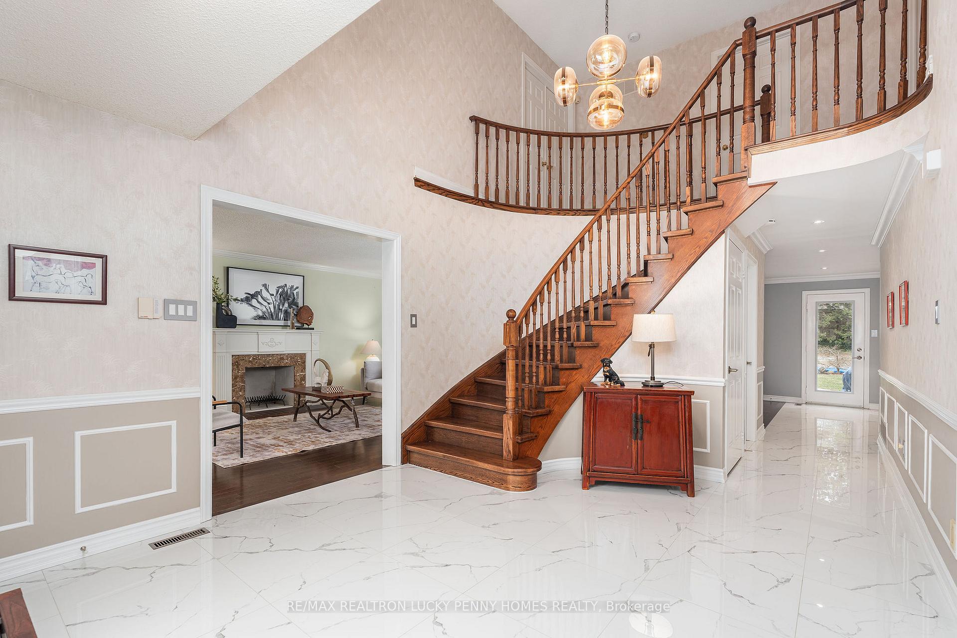 Photo 4 of 124 Aitken Circle, Markham, Unionville — HOMEH