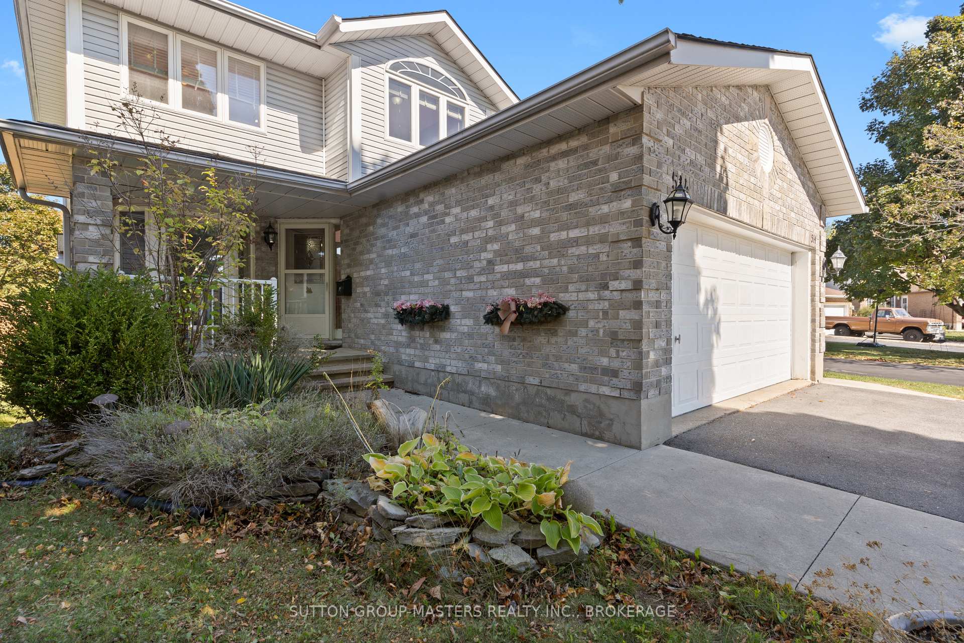 Photo 2 of 514 Barnsley Crescent, Kingston, City Southwest — HOMEH