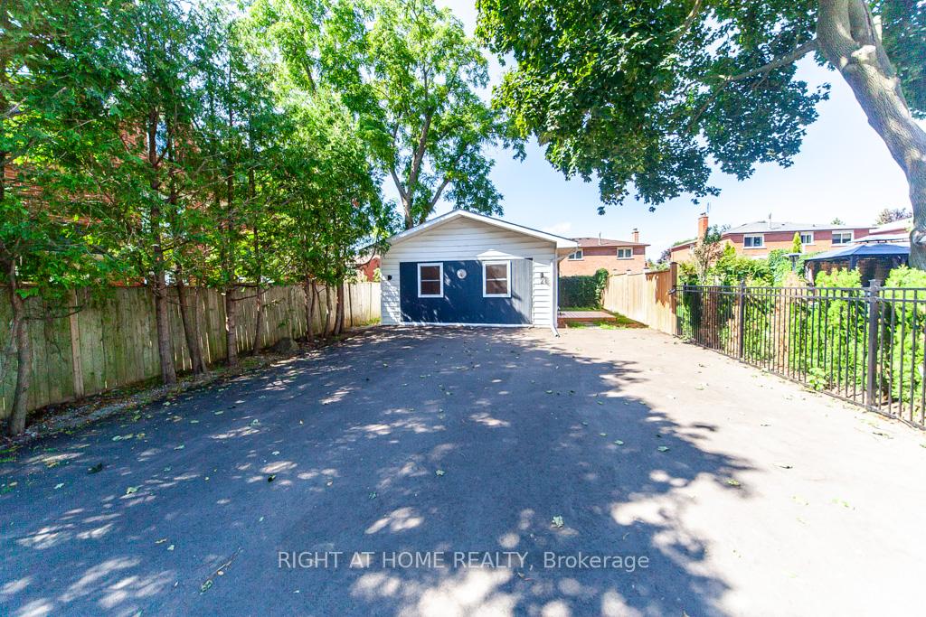 Photo 3 of Unit Unit B, 2 Peter Street, Markham, Old Markham Village — HOMEH