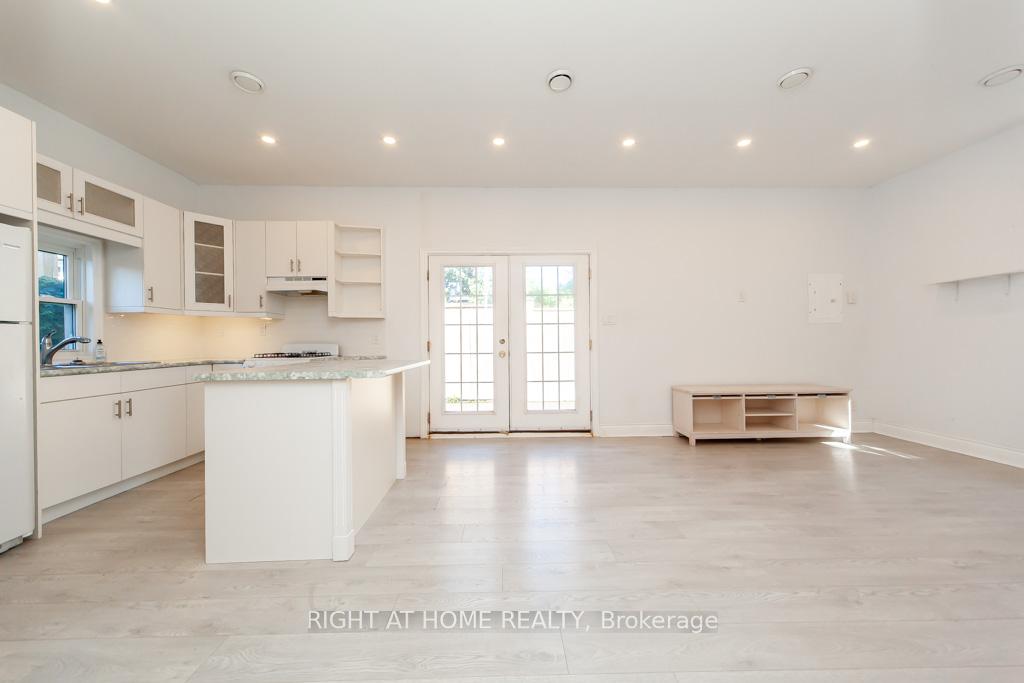 Photo 6 of Unit Unit B, 2 Peter Street, Markham, Old Markham Village — HOMEH
