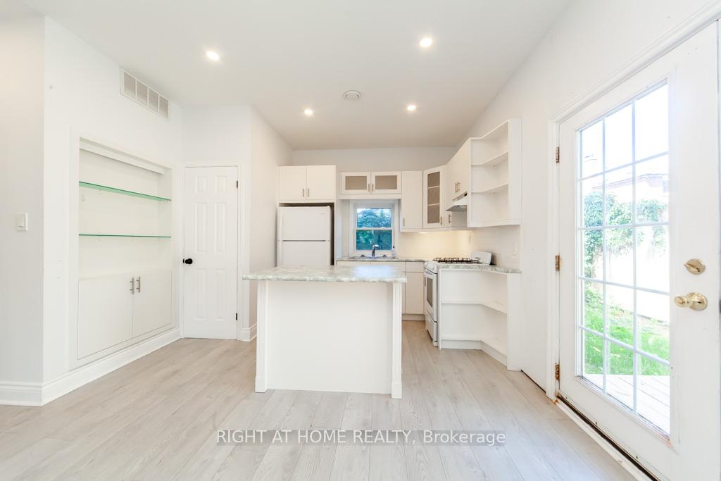 Photo 9 of Unit Unit B, 2 Peter Street, Markham, Old Markham Village — HOMEH