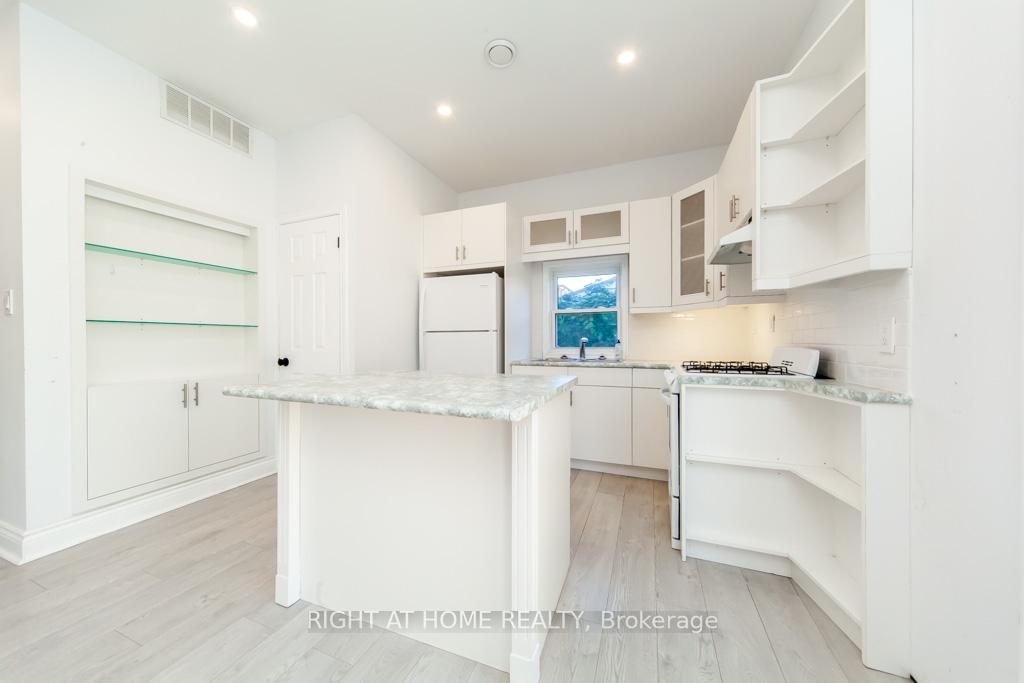 Photo 10 of Unit Unit B, 2 Peter Street, Markham, Old Markham Village — HOMEH