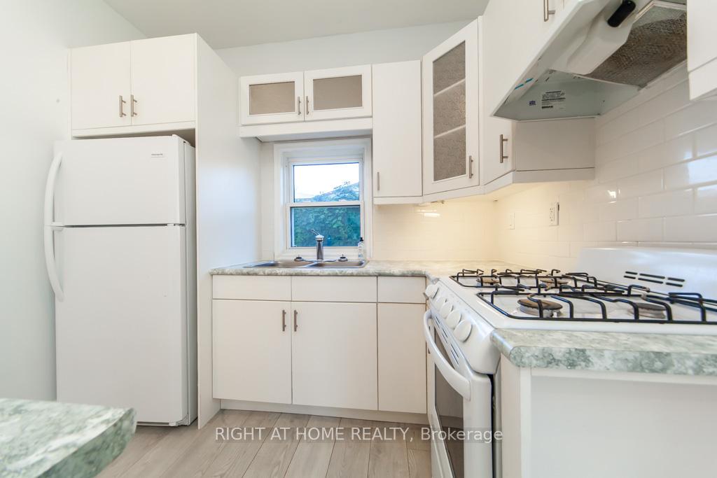 Photo 11 of Unit Unit B, 2 Peter Street, Markham, Old Markham Village — HOMEH