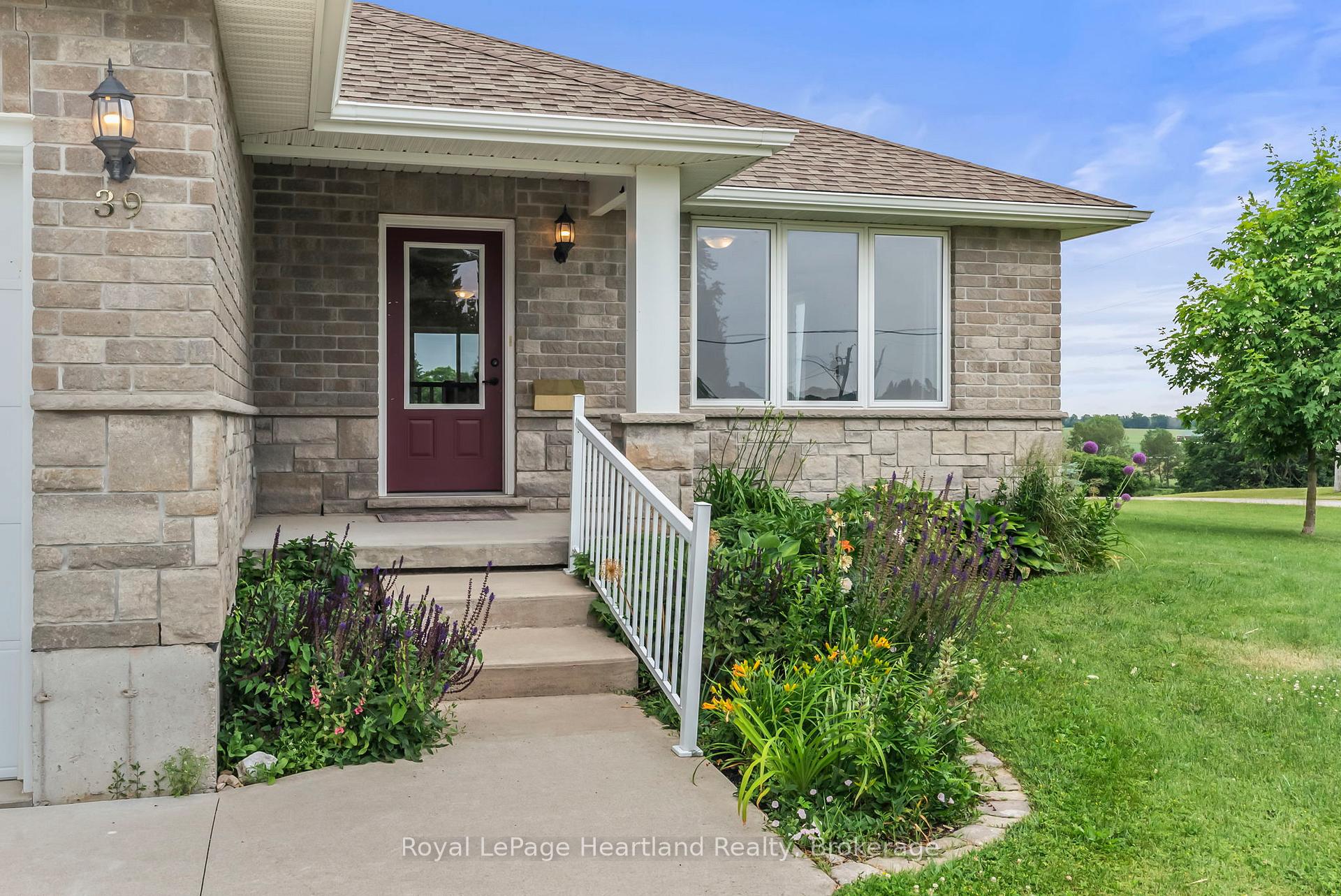 Photo 3 of 39 Minto Street S, Minto — HOMEH