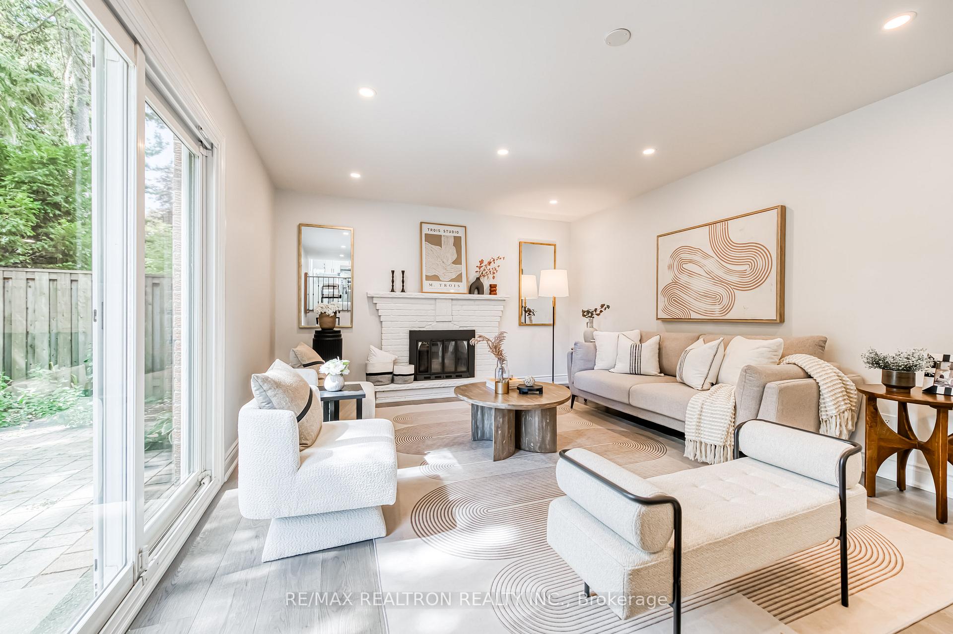 Photo 3 of 39 Ferrah Street, Markham, Unionville — HOMEH