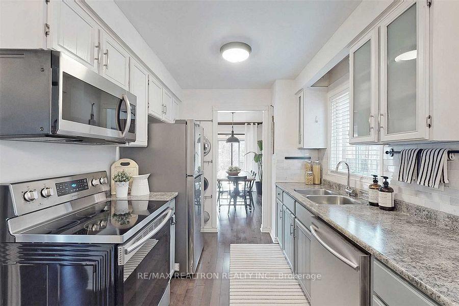 Photo 4 of 74 Trothen Circle, Markham, Markham Village — HOMEH