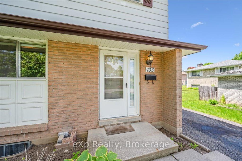 Photo 2 of 133 Ingleside Drive, Kitchener — HOMEH