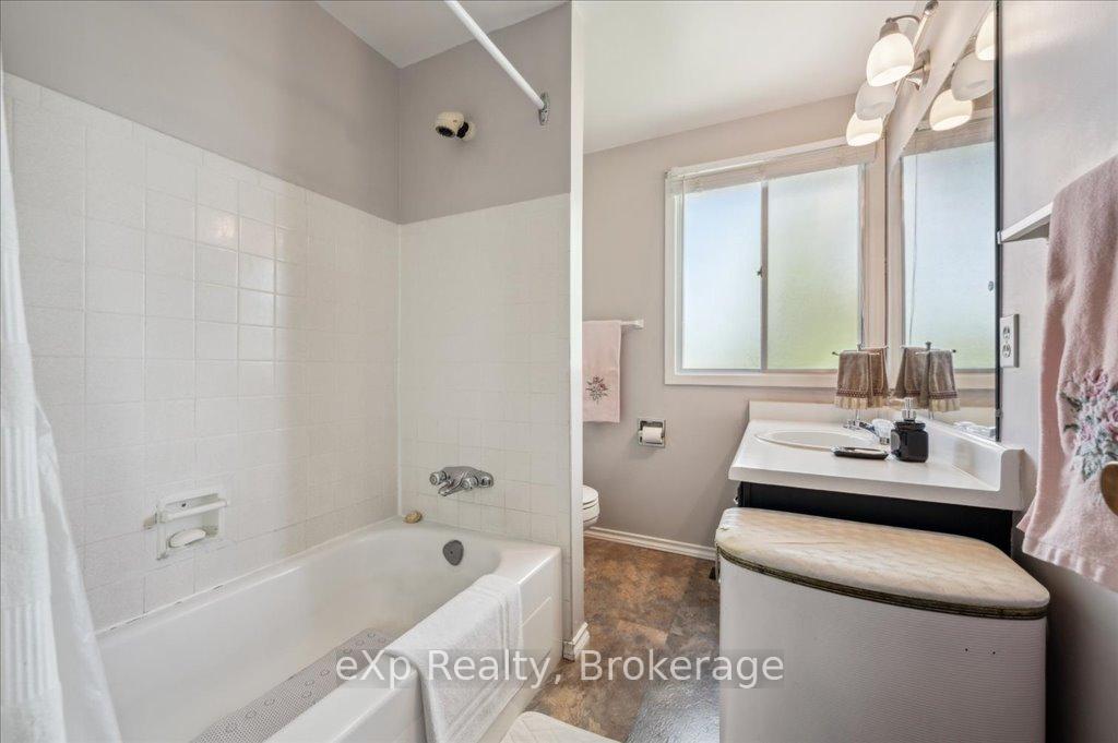 Photo 12 of 133 Ingleside Drive, Kitchener — HOMEH