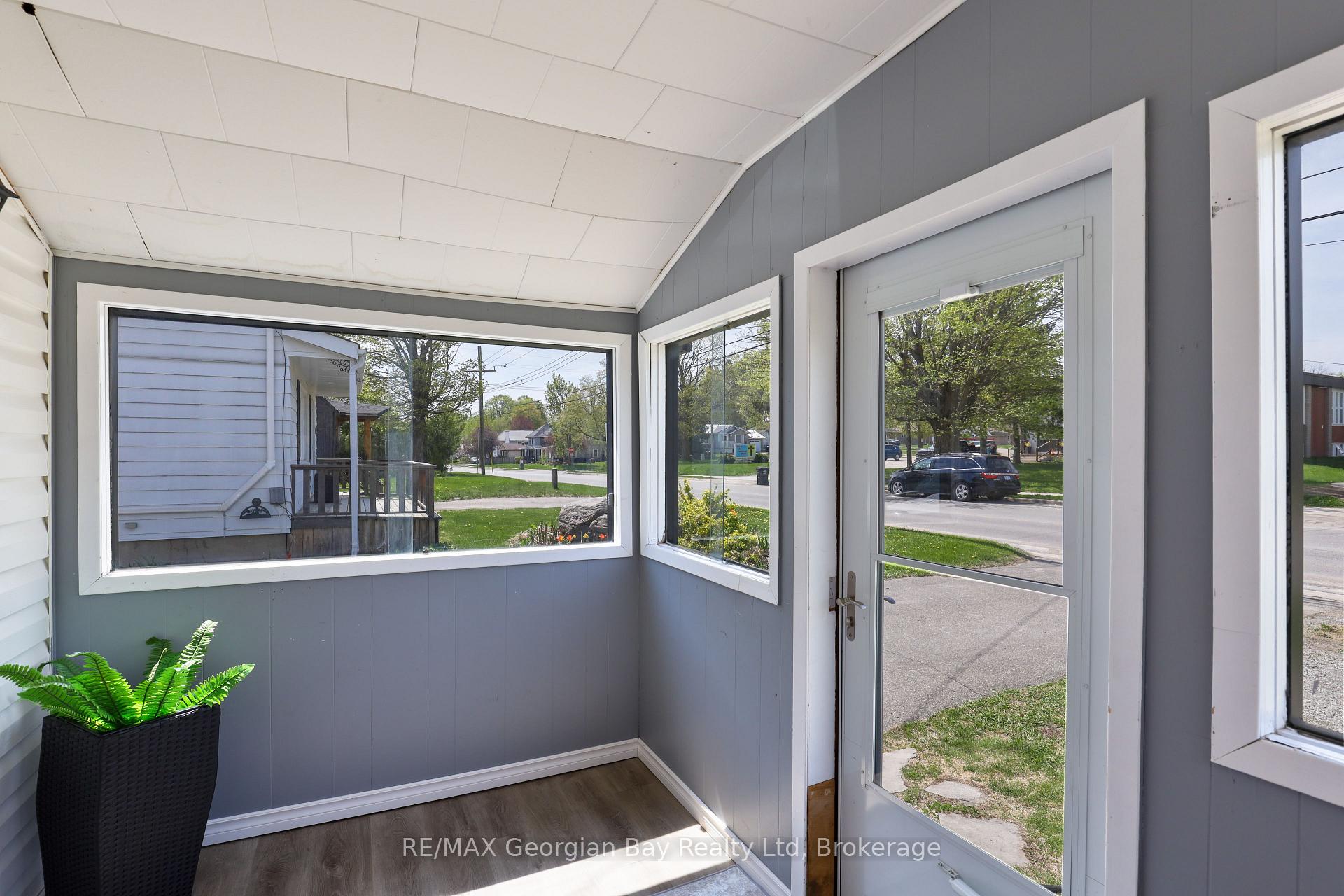 Photo 3 of 163 Eighth Street, Midland — HOMEH