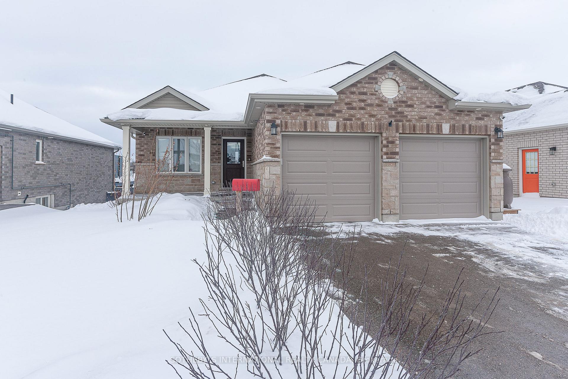 Photo 2 of 154 Bridge Crescent, Minto — HOMEH