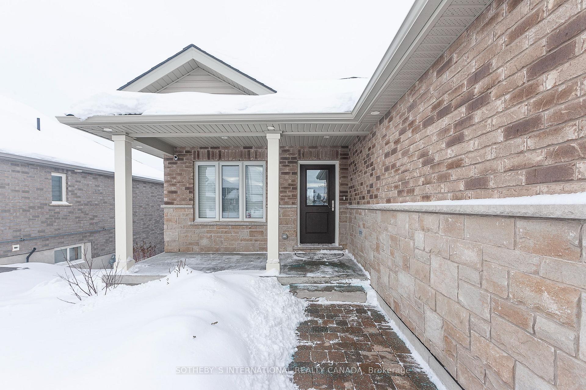 Photo 4 of 154 Bridge Crescent, Minto — HOMEH