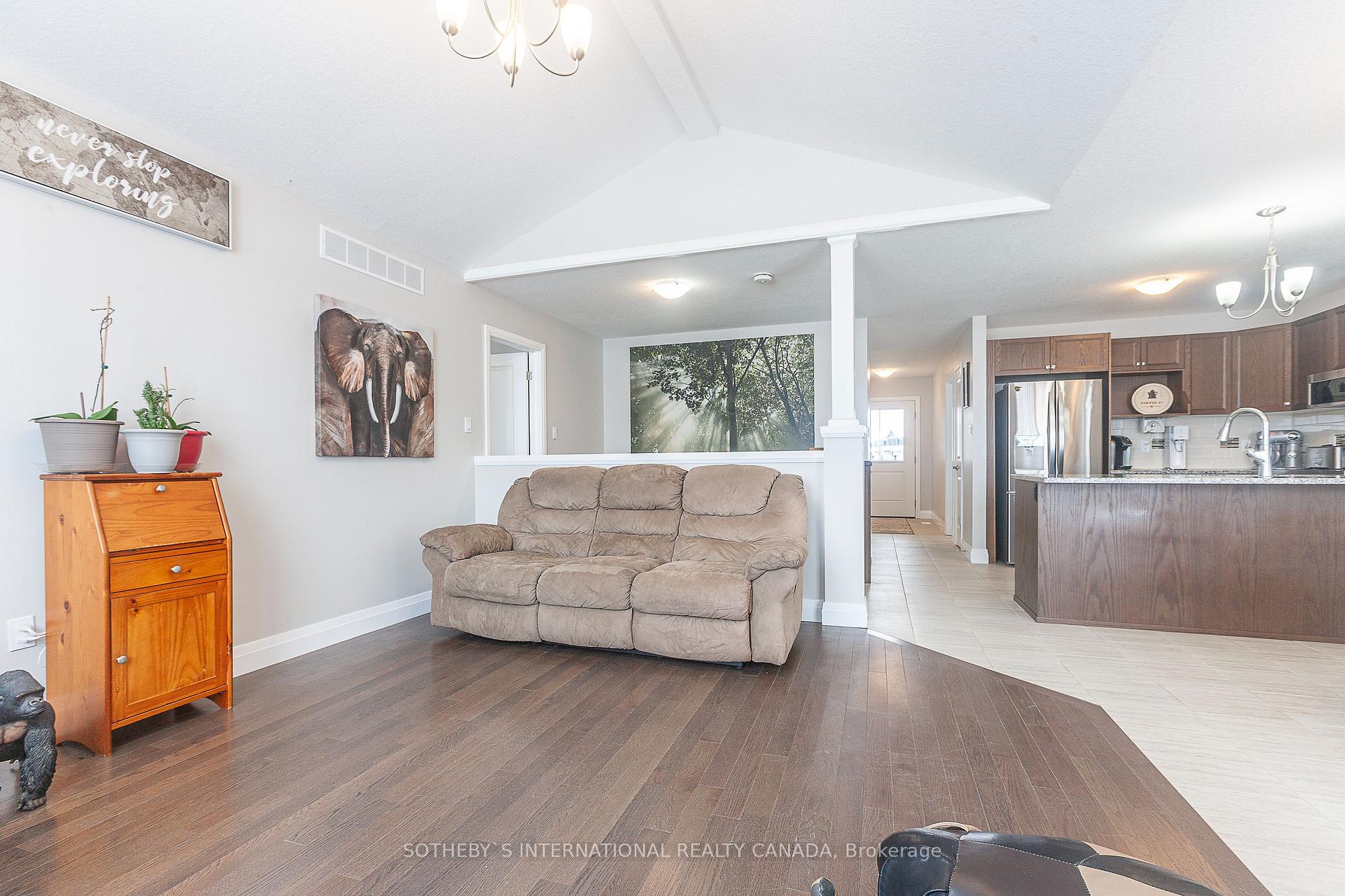Photo 9 of 154 Bridge Crescent, Minto — HOMEH