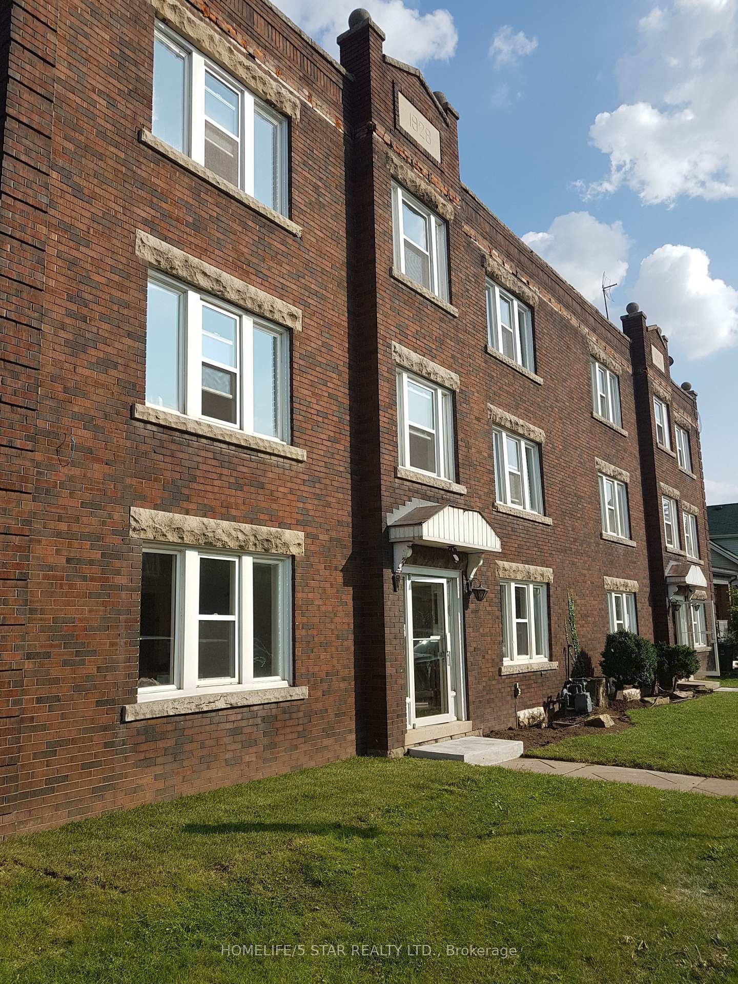 Front of Unit 5, 3 Connaught Avenue S