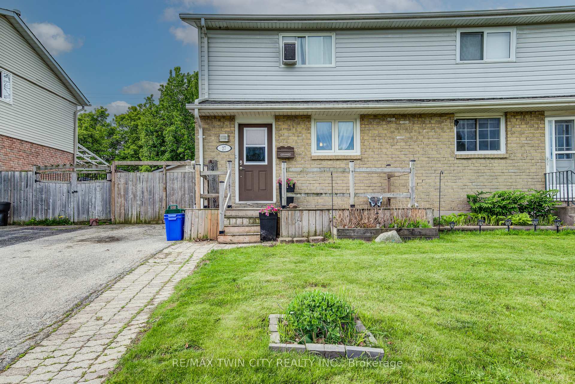 Photo 1 of 27 Meadow Woods Crescent, Kitchener, Forest Heights — HOMEH