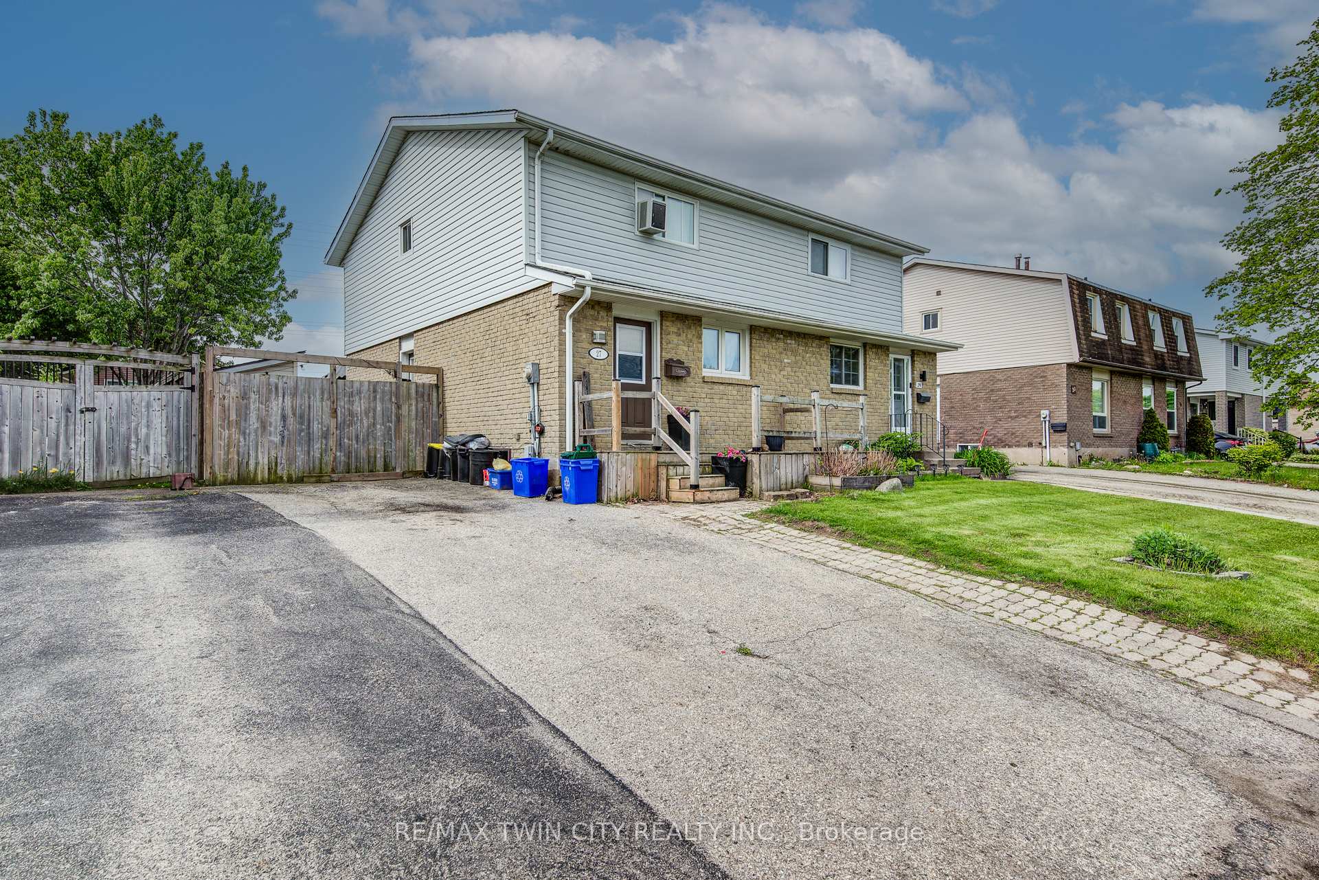 Photo 2 of 27 Meadow Woods Crescent, Kitchener, Forest Heights — HOMEH