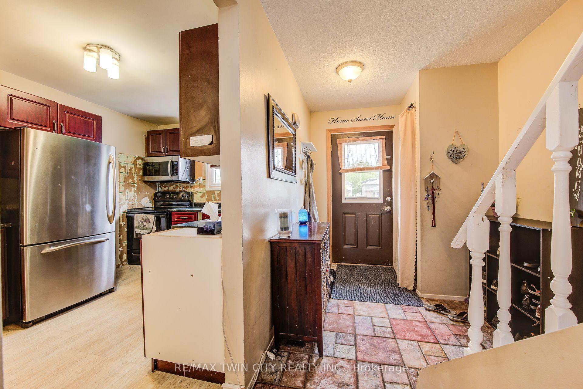 Photo 4 of 27 Meadow Woods Crescent, Kitchener, Forest Heights — HOMEH