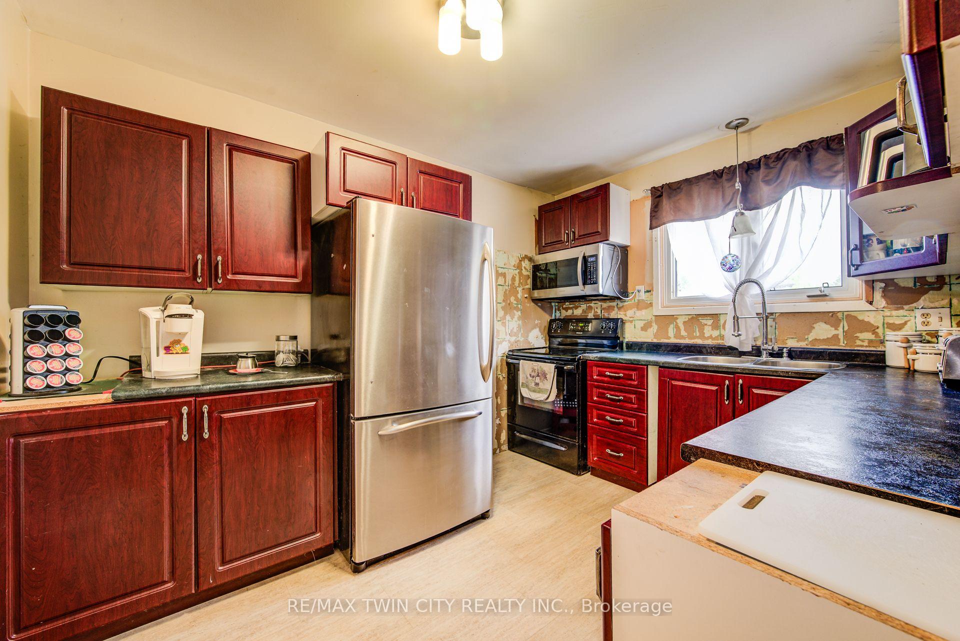 Photo 5 of 27 Meadow Woods Crescent, Kitchener, Forest Heights — HOMEH