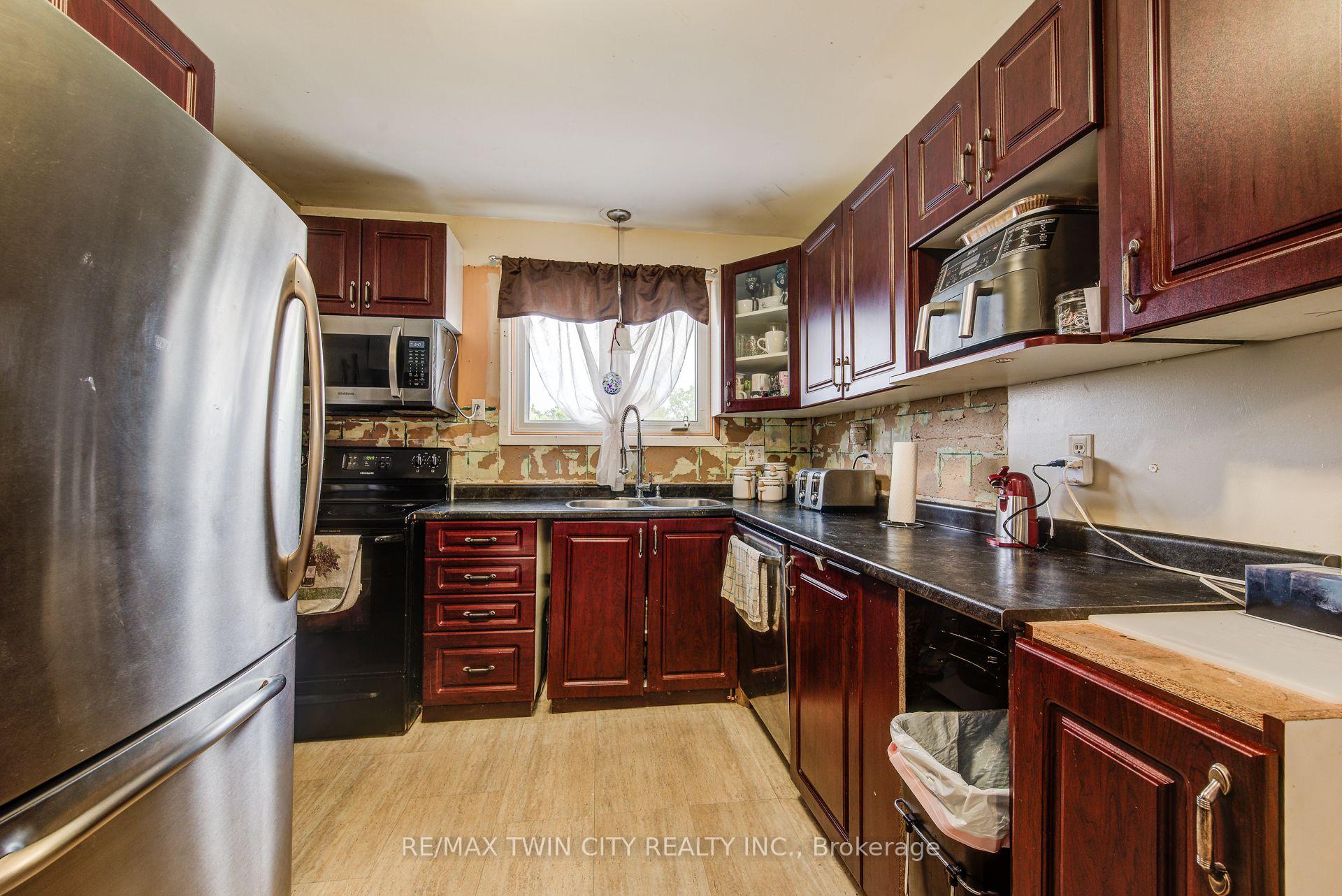 Photo 6 of 27 Meadow Woods Crescent, Kitchener, Forest Heights — HOMEH