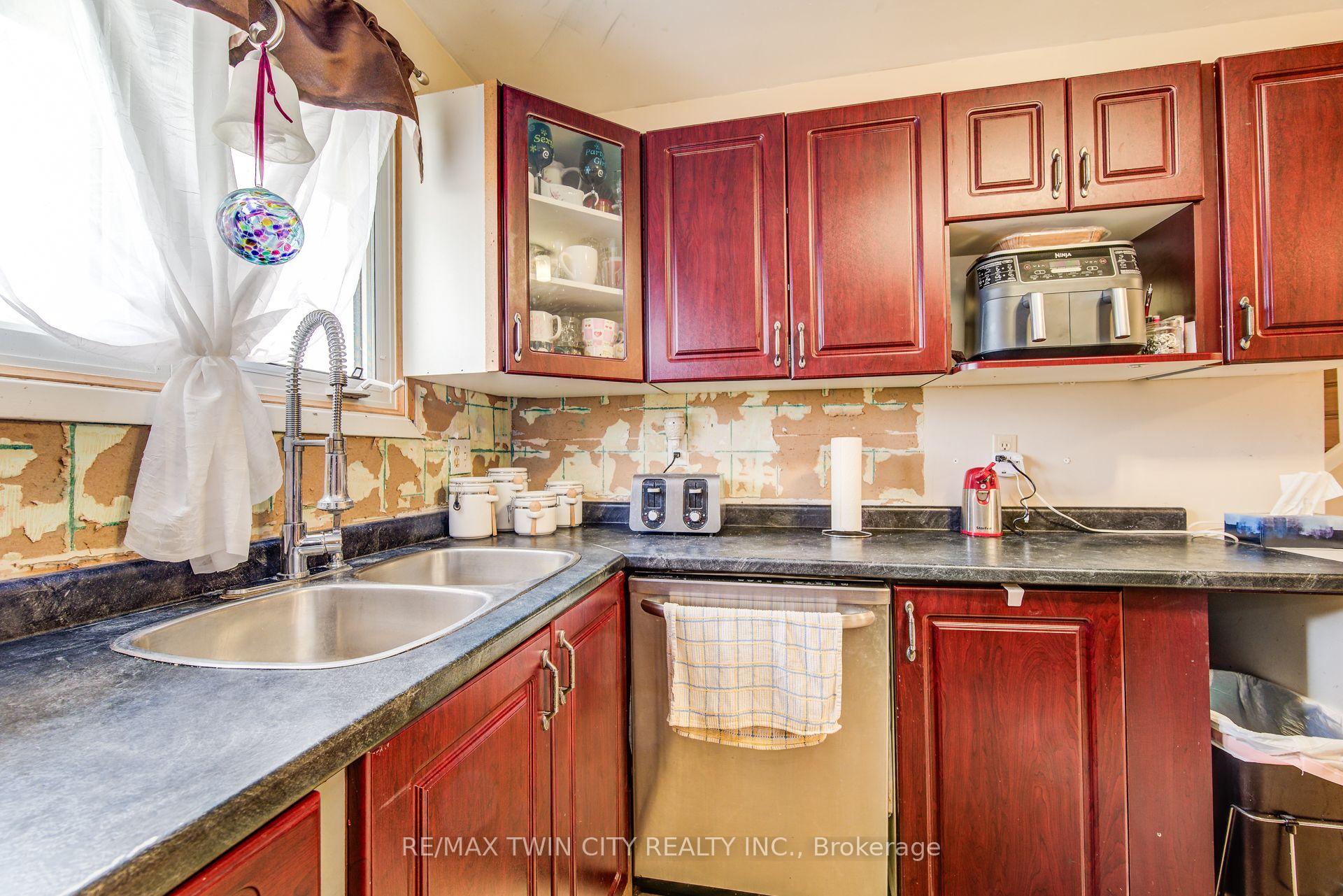 Photo 7 of 27 Meadow Woods Crescent, Kitchener, Forest Heights — HOMEH