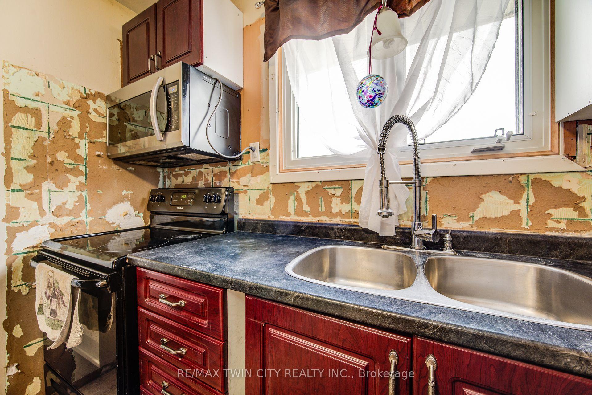 Photo 8 of 27 Meadow Woods Crescent, Kitchener, Forest Heights — HOMEH