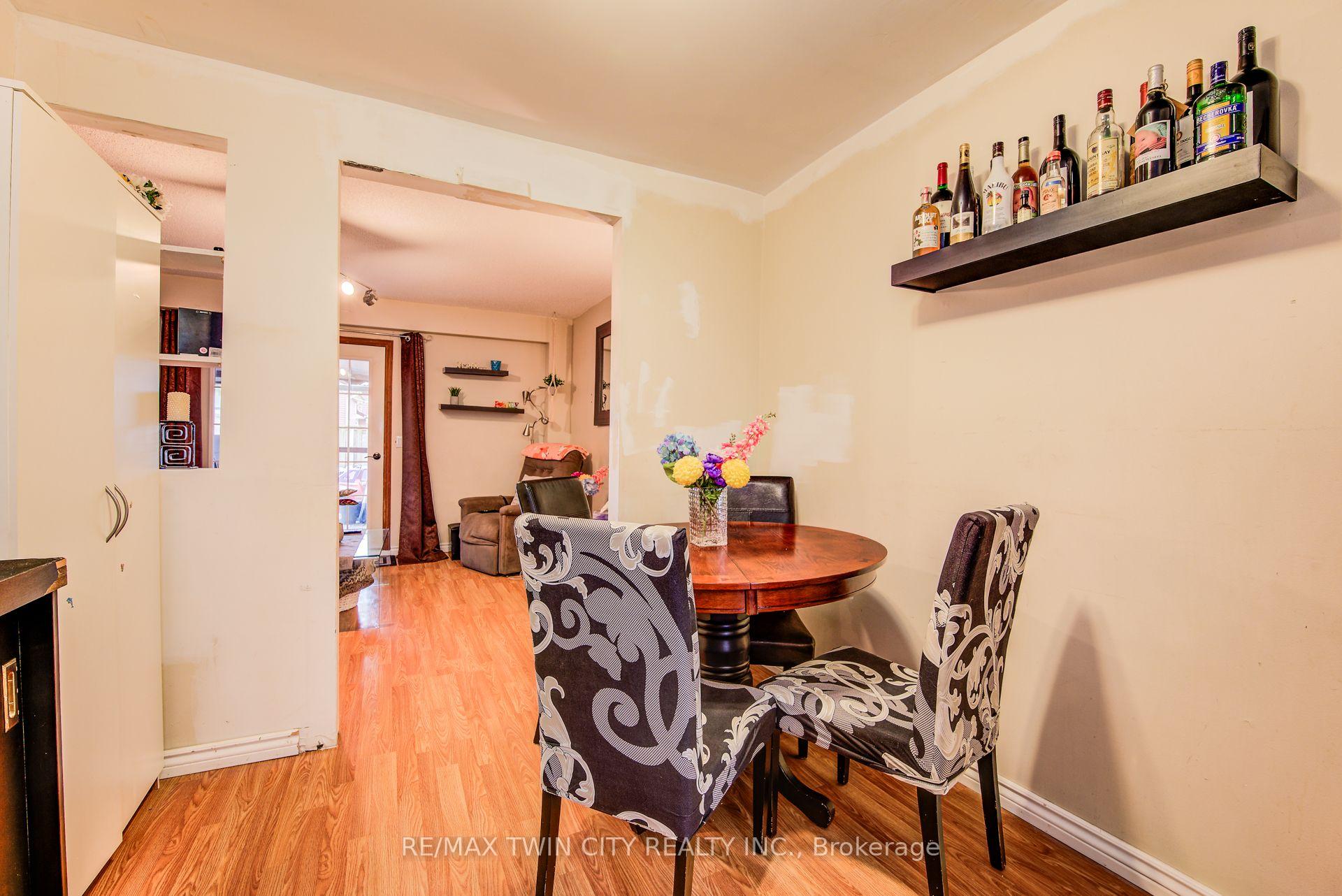 Photo 9 of 27 Meadow Woods Crescent, Kitchener, Forest Heights — HOMEH