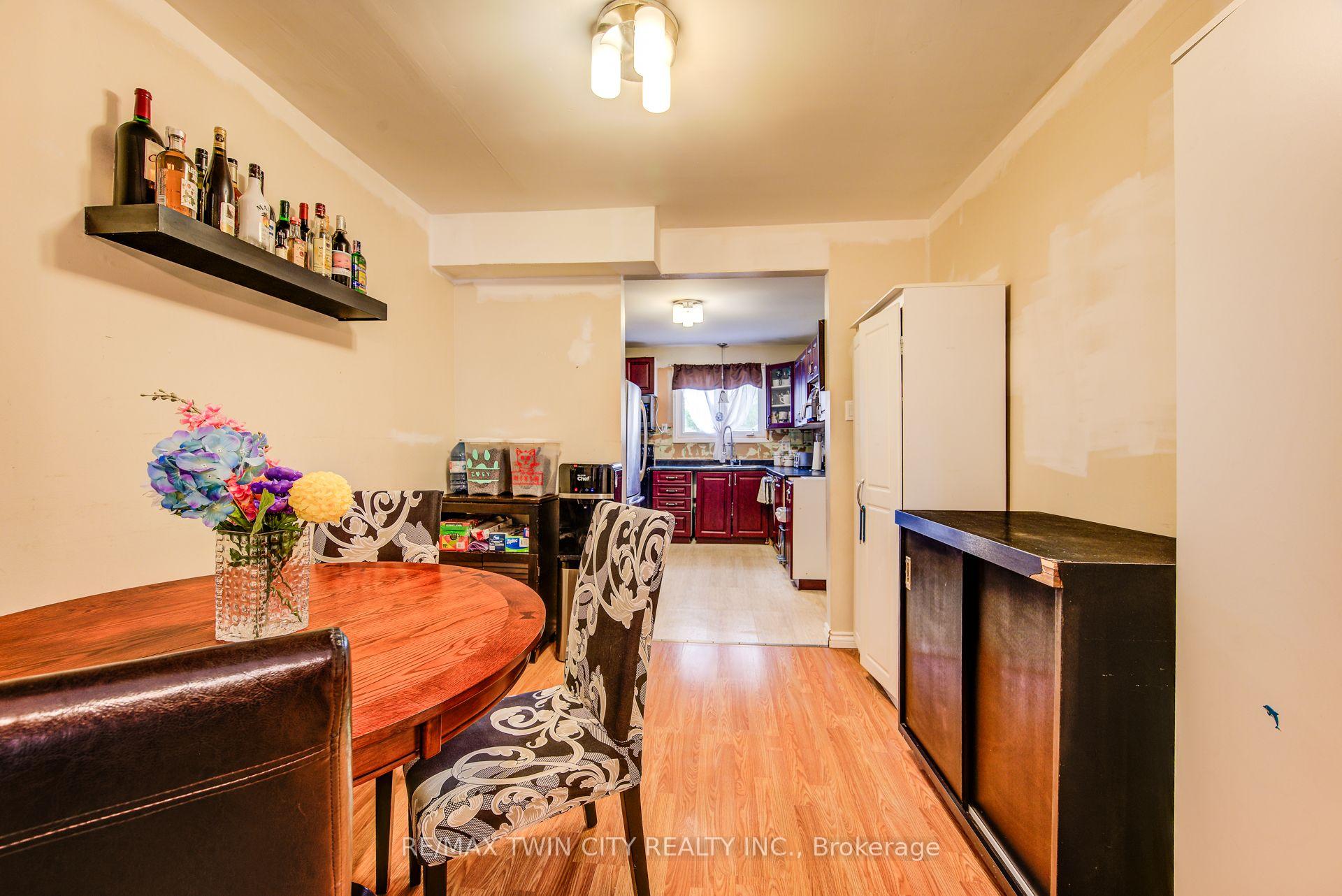 Photo 10 of 27 Meadow Woods Crescent, Kitchener, Forest Heights — HOMEH