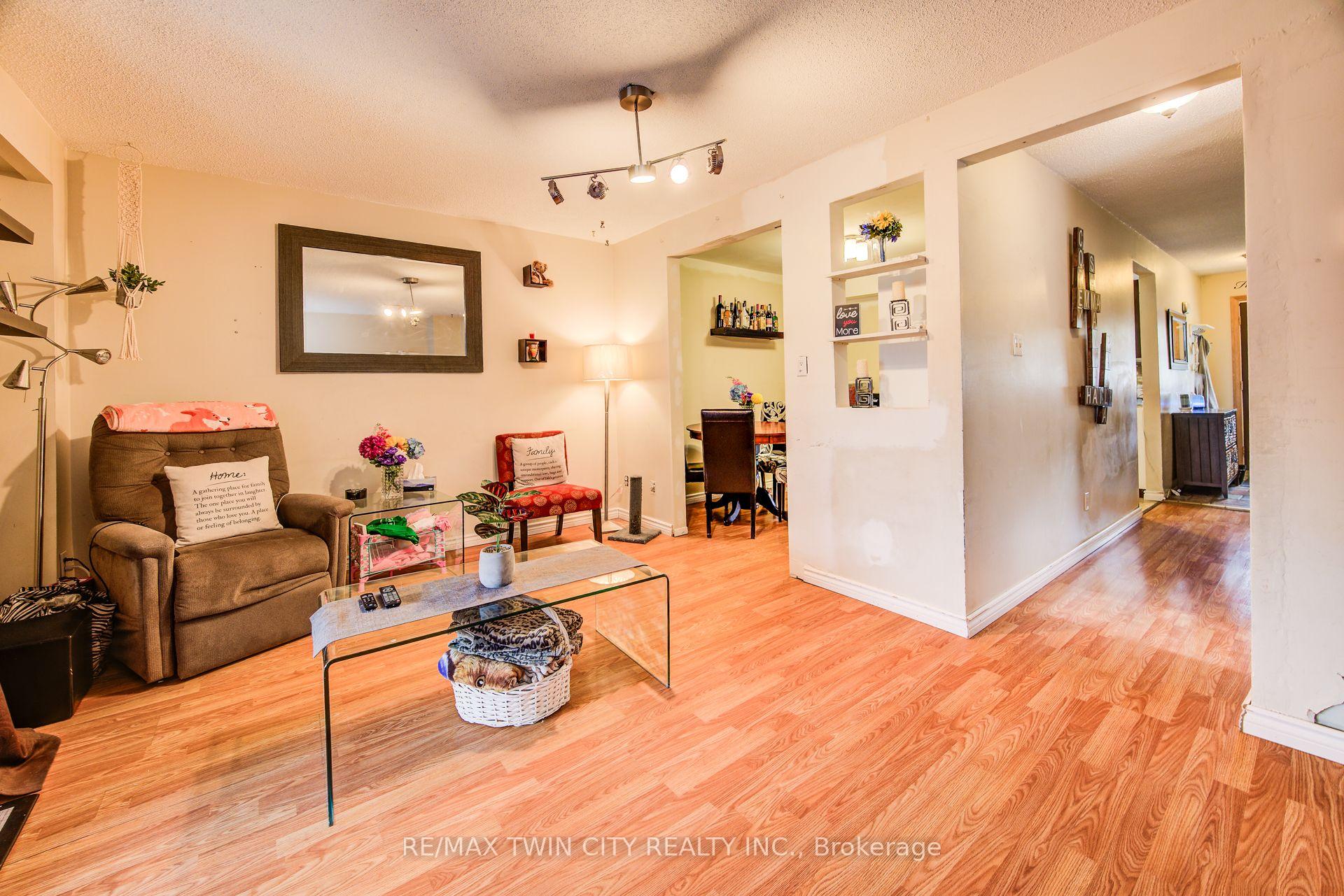 Photo 13 of 27 Meadow Woods Crescent, Kitchener, Forest Heights — HOMEH