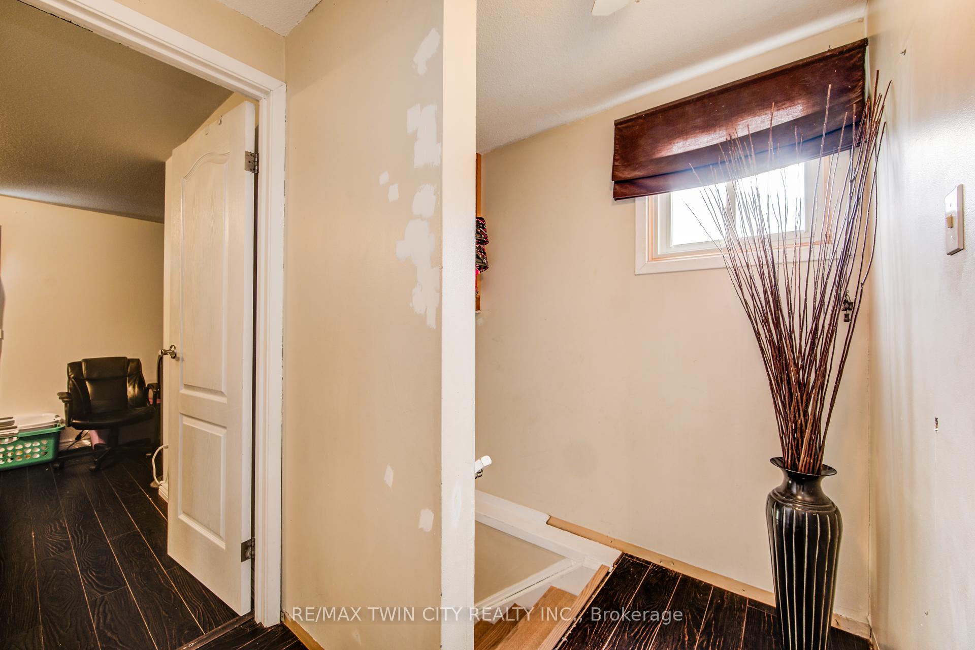 Photo 14 of 27 Meadow Woods Crescent, Kitchener, Forest Heights — HOMEH