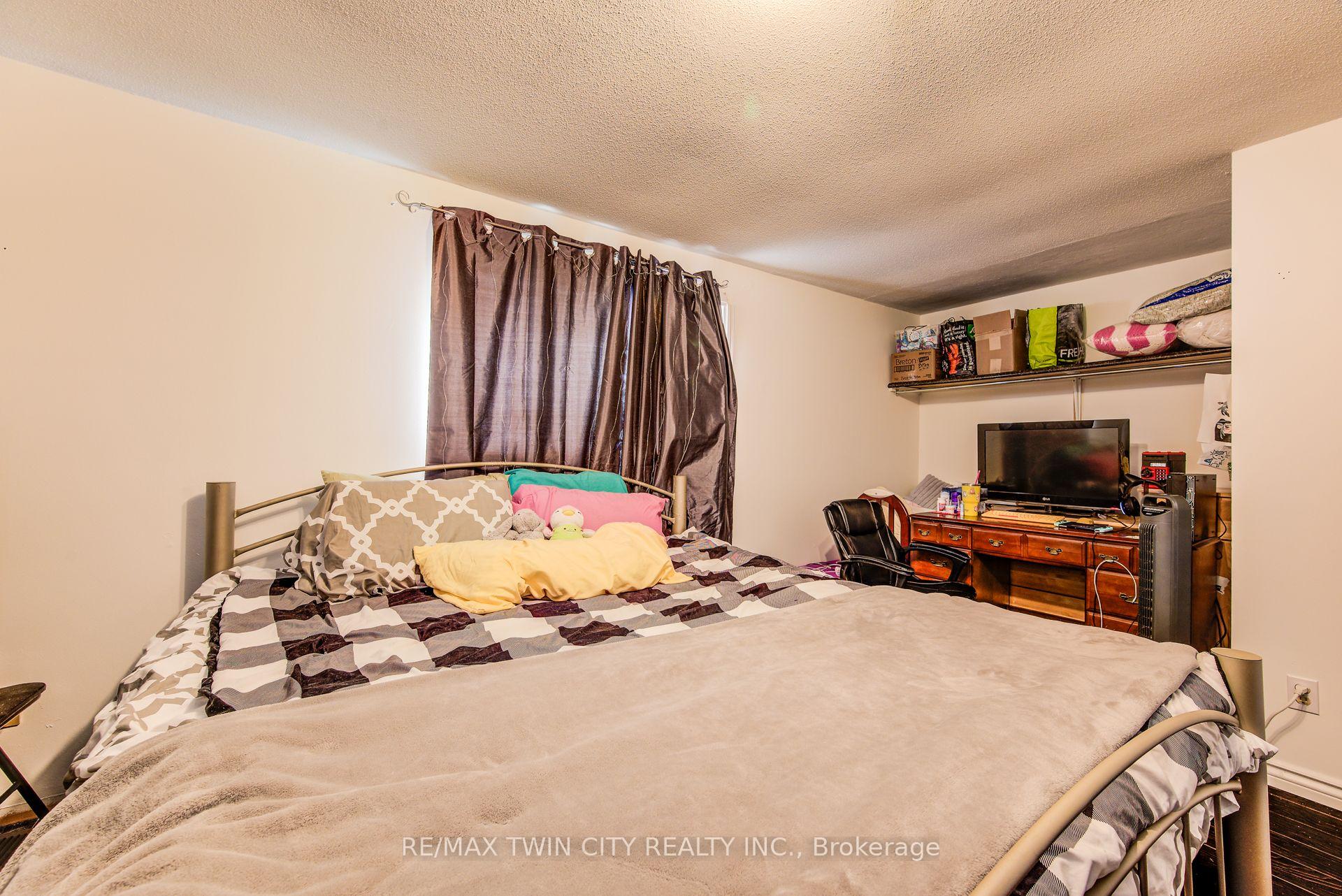 Photo 16 of 27 Meadow Woods Crescent, Kitchener, Forest Heights — HOMEH