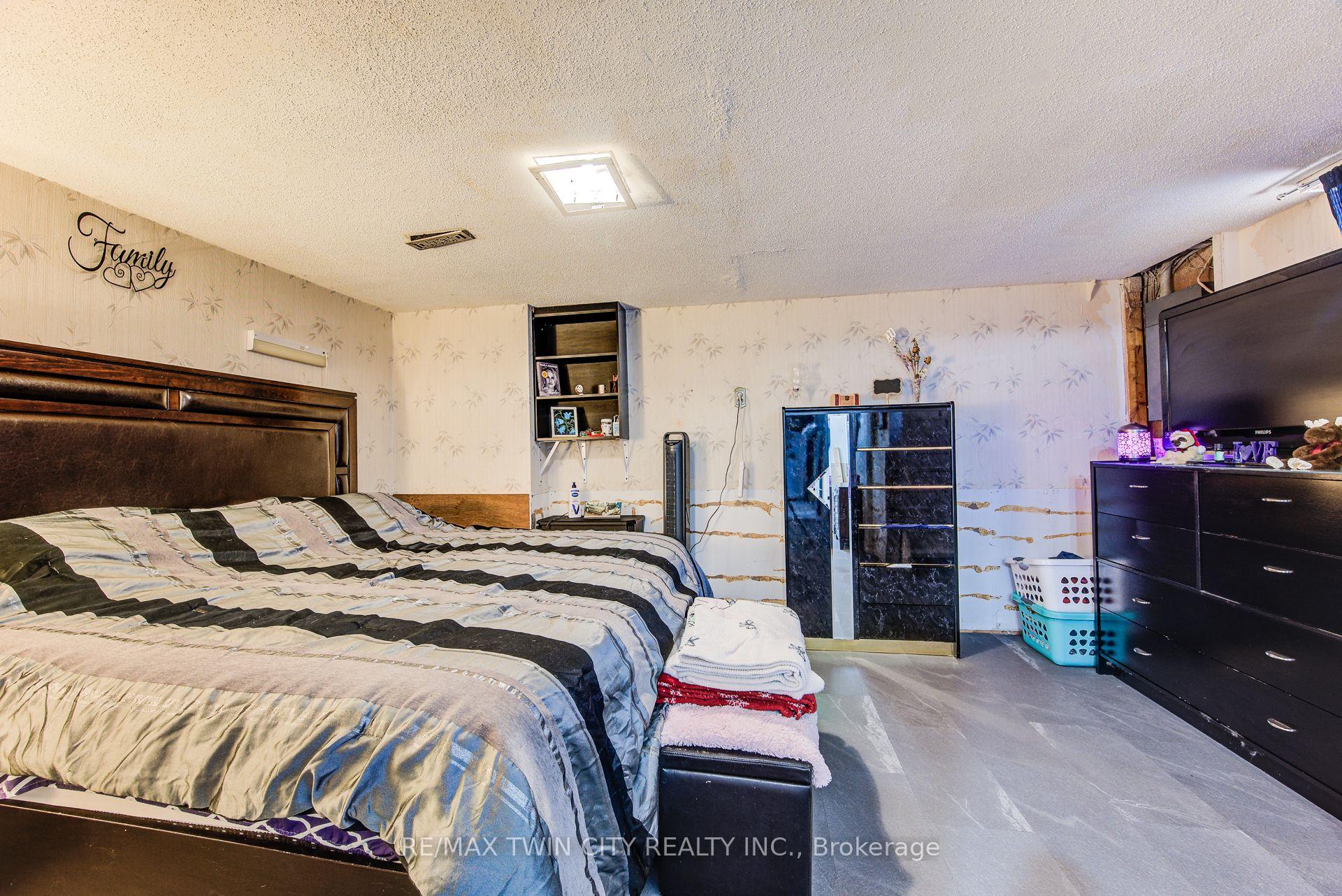 Photo 21 of 27 Meadow Woods Crescent, Kitchener, Forest Heights — HOMEH